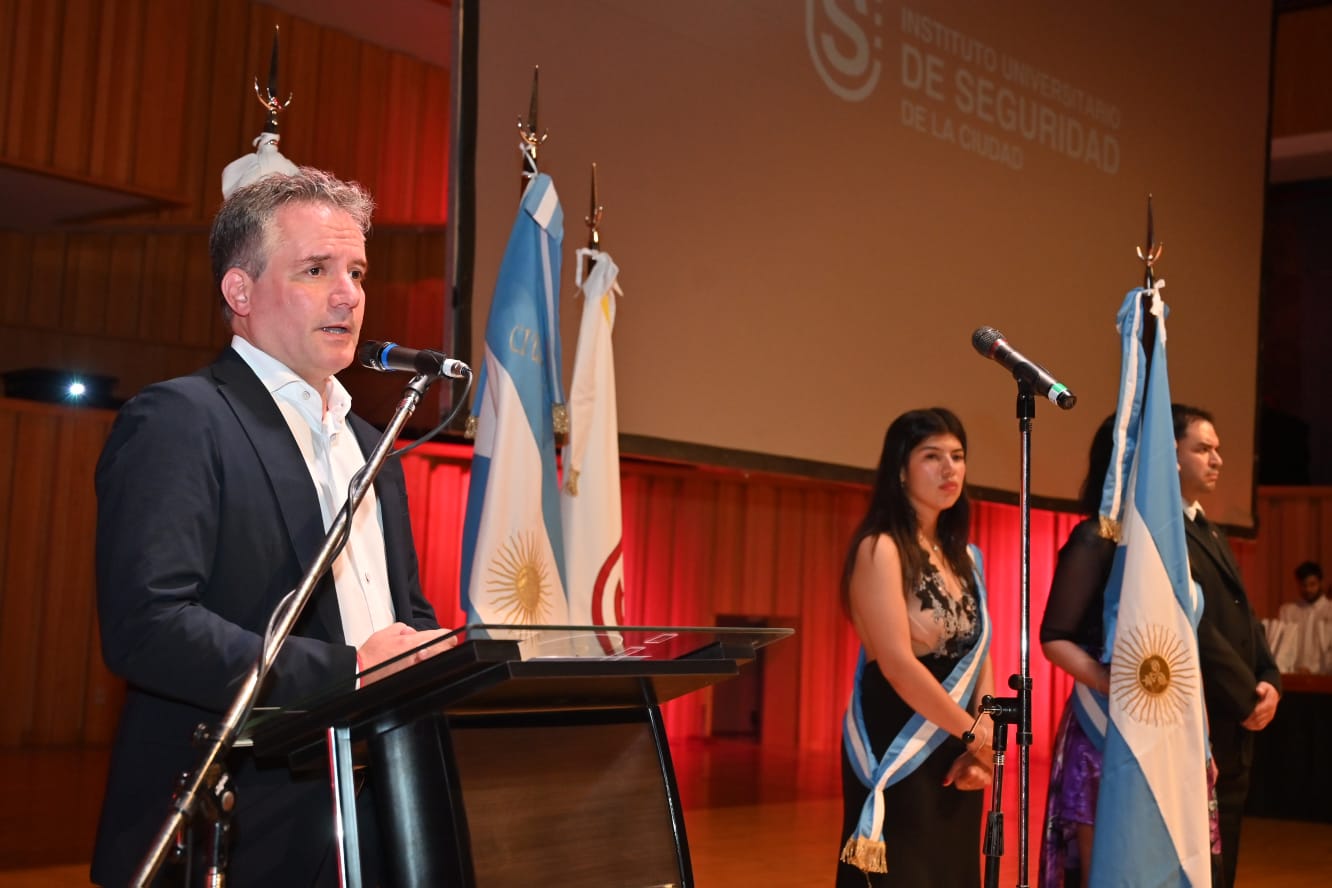 Entrega de diplomas a la primera colación de grado del Instituto Universitario de Seguridad de la Ciudad