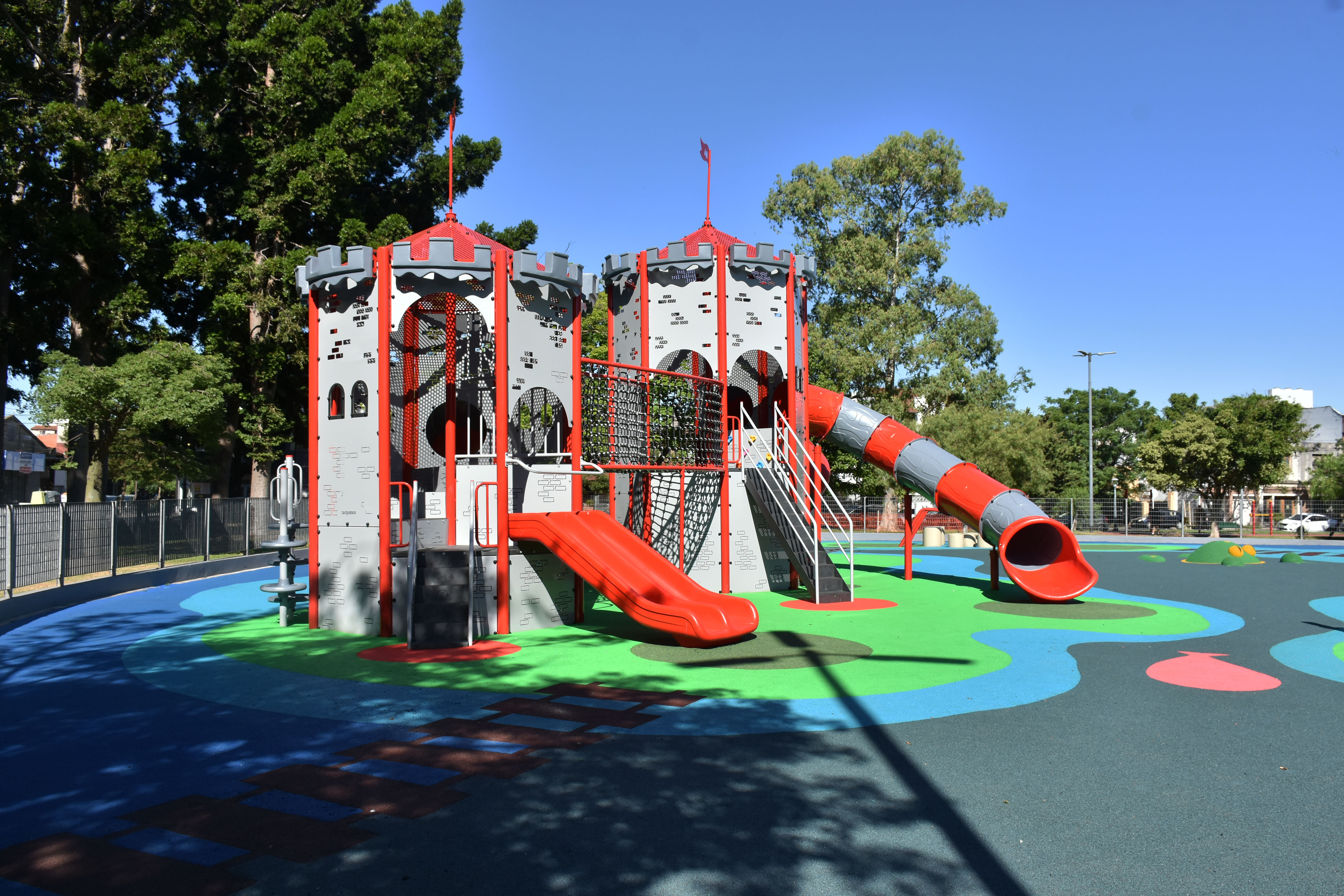 Se inauguró el patio de juegos de la Plaza Ciudad Banff