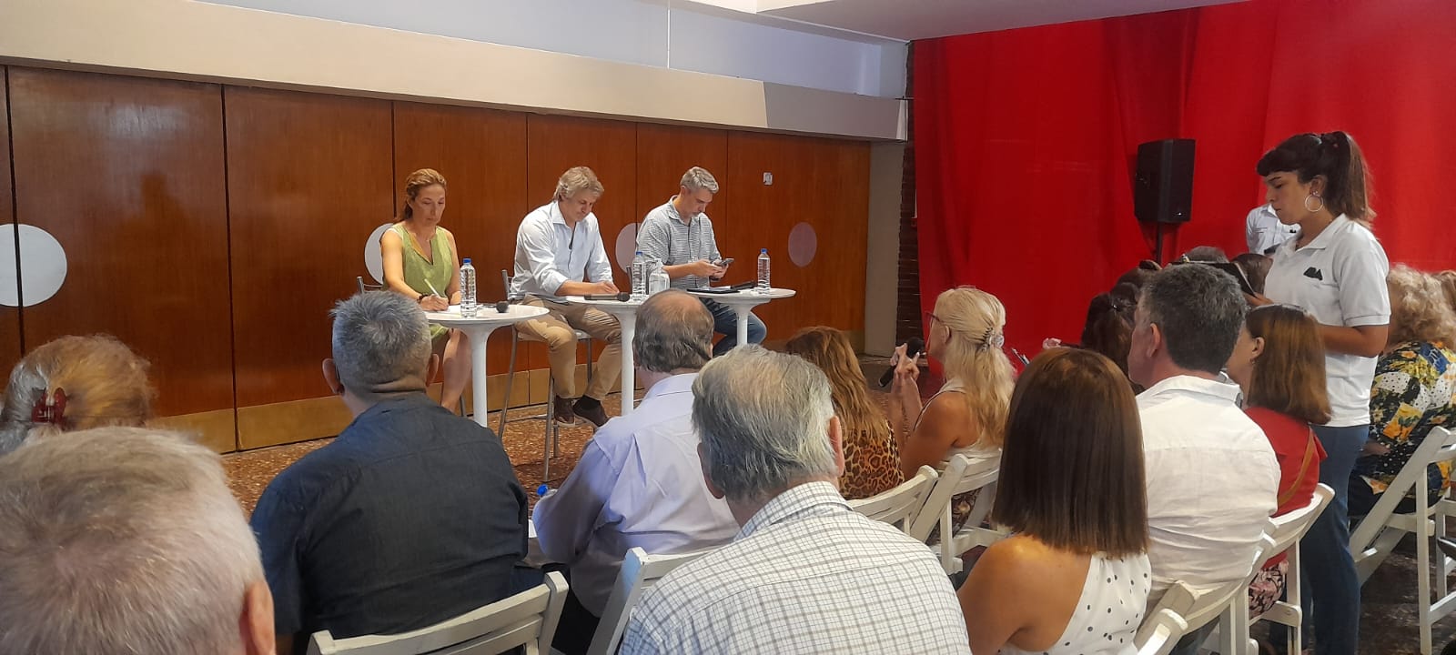 Reunión de vecinos y vecinas de Belgrano con Felipe