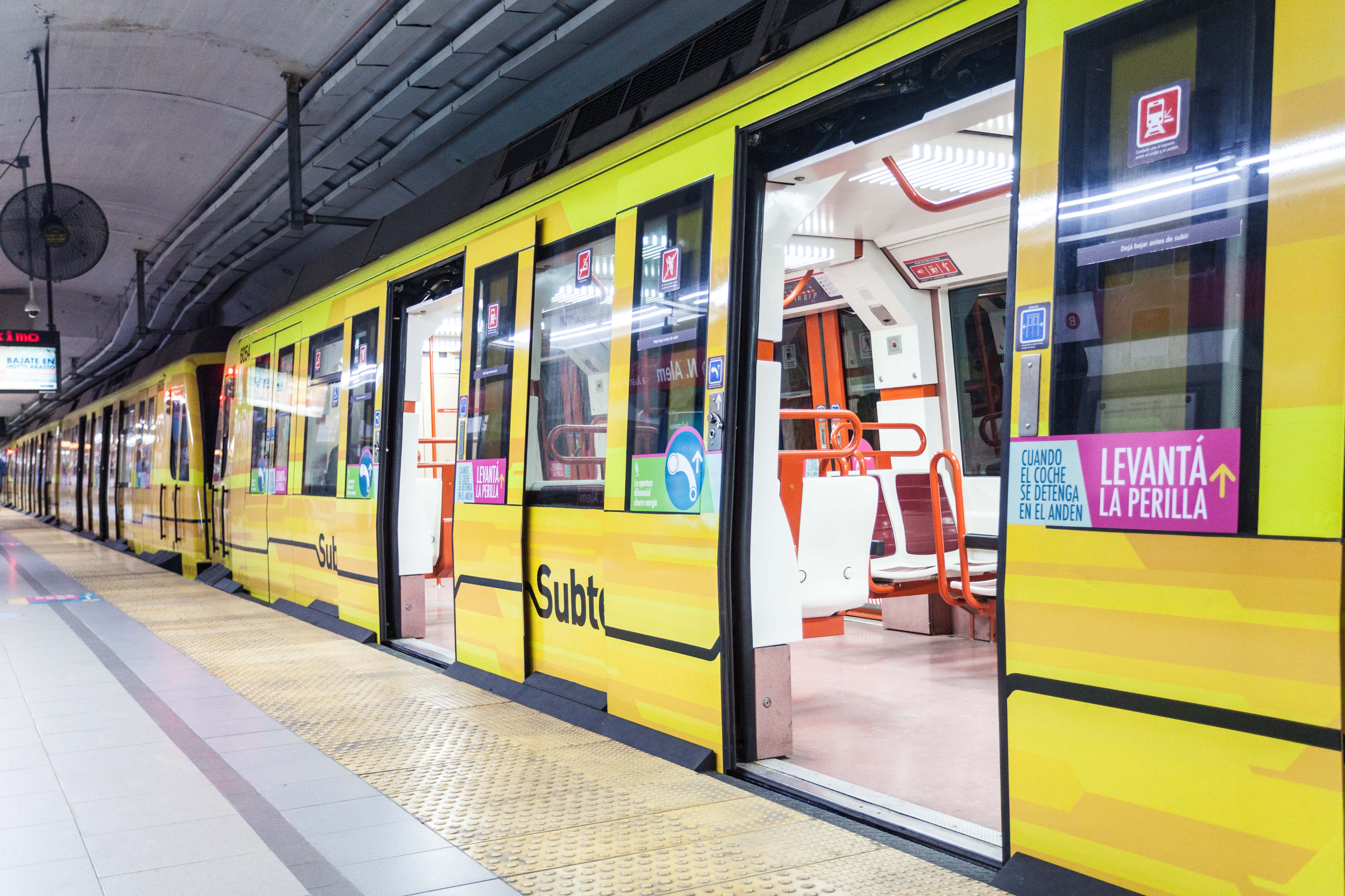 Nuevos coches para la Línea B: el Subte convocó a un data room para el verano