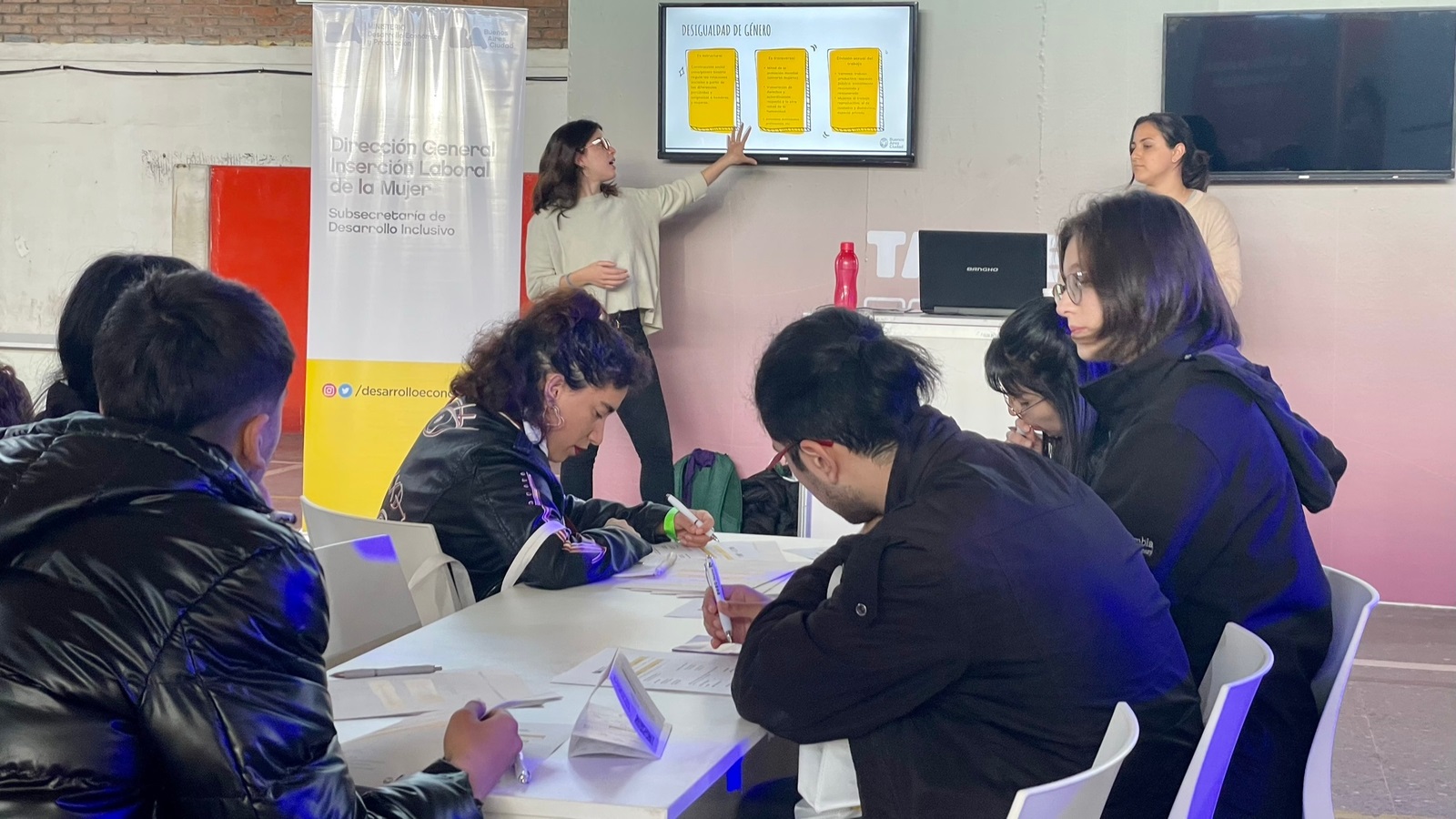 El Ministerio de Desarrollo Económico y Producción impulsó la inserción laboral de casi 7 mil vecinos y vecinas