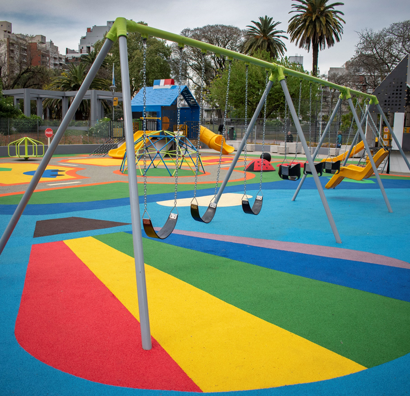 Se inauguró el patio de juegos de la Plaza Ángel Gris