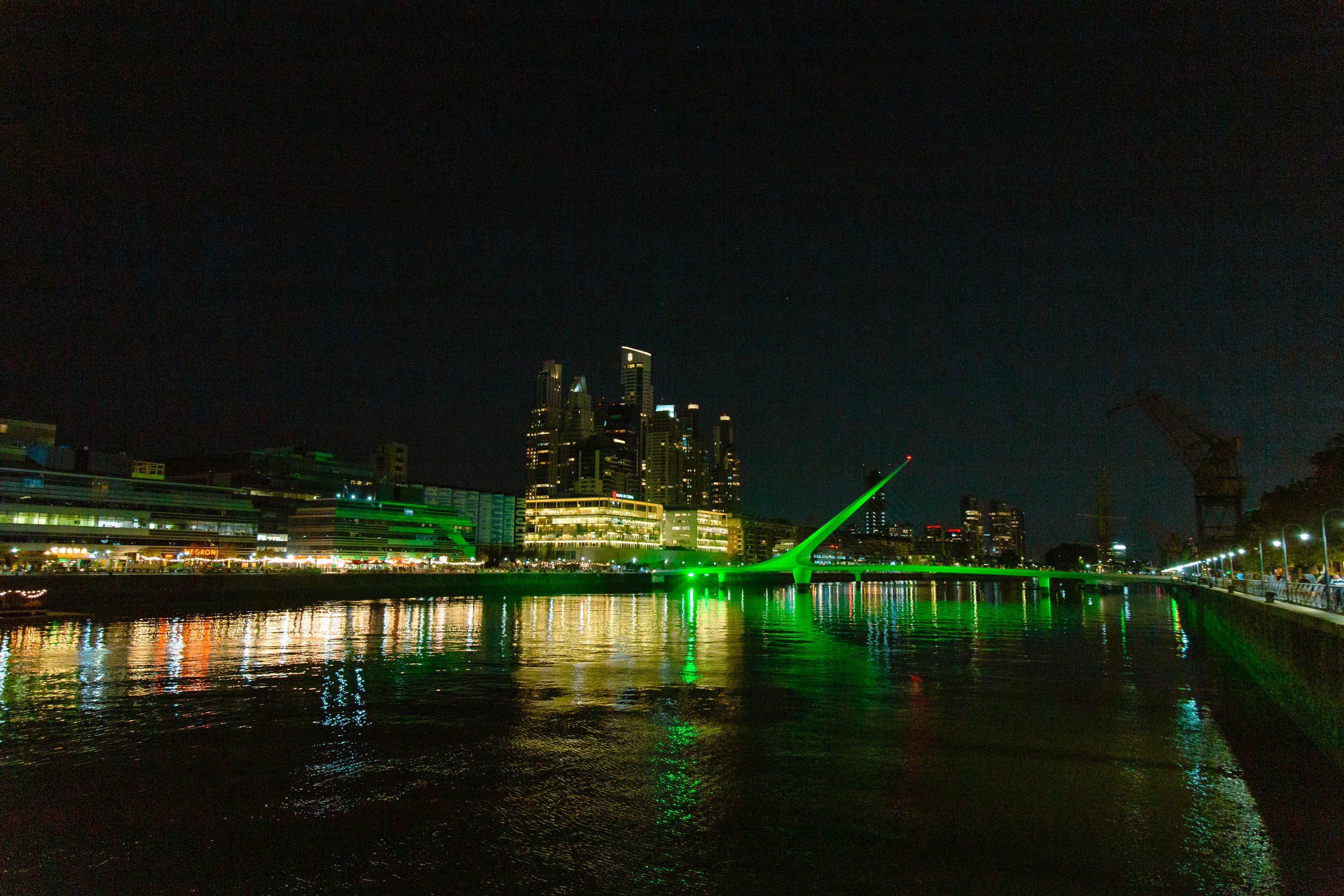San Patricio: se iluminaron monumentos de verde por el Día de Irlanda
