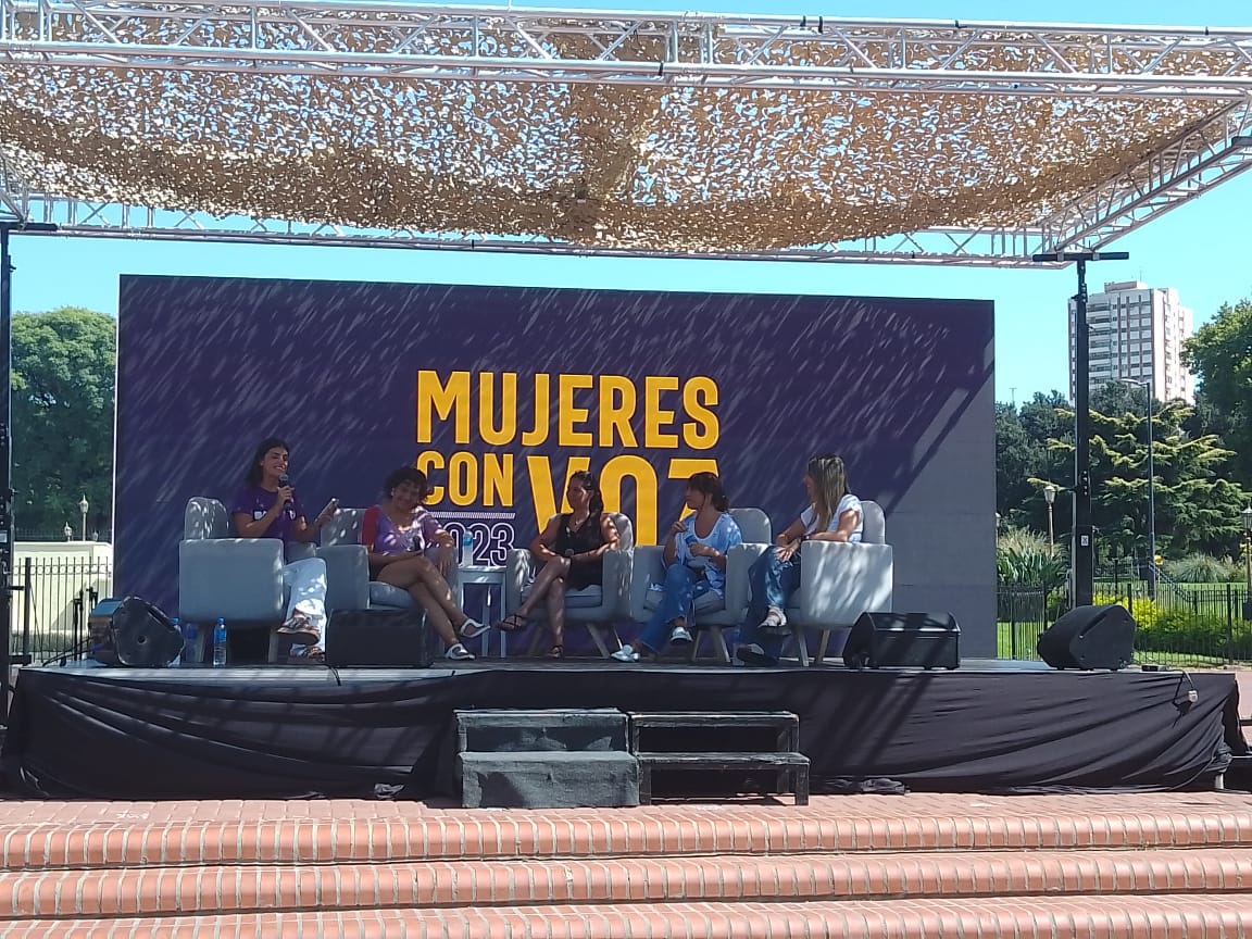 8M: Difusión de derechos políticos en “Mujeres con Voz”