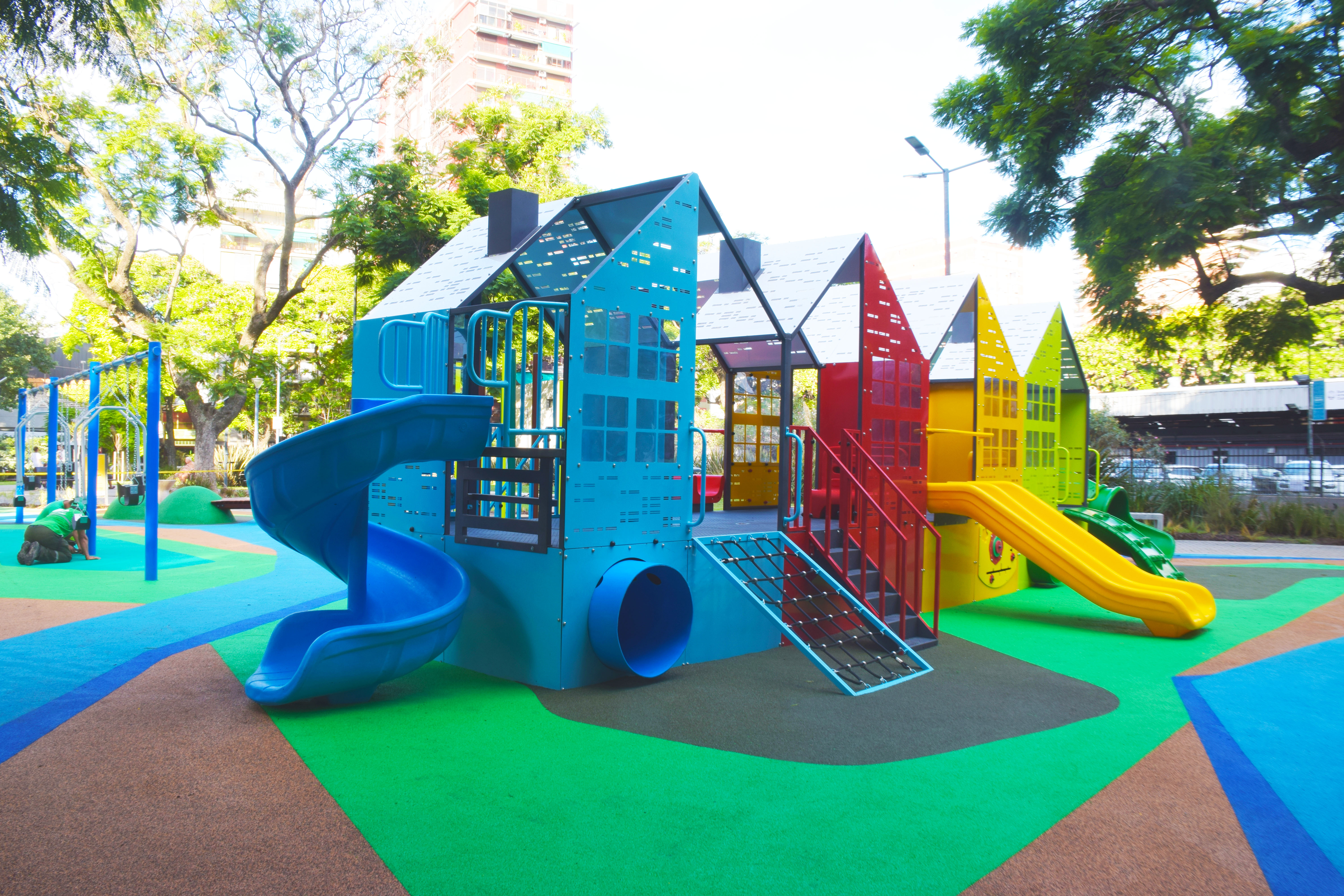 Se inauguró el patio de juegos de la Plaza Noruega