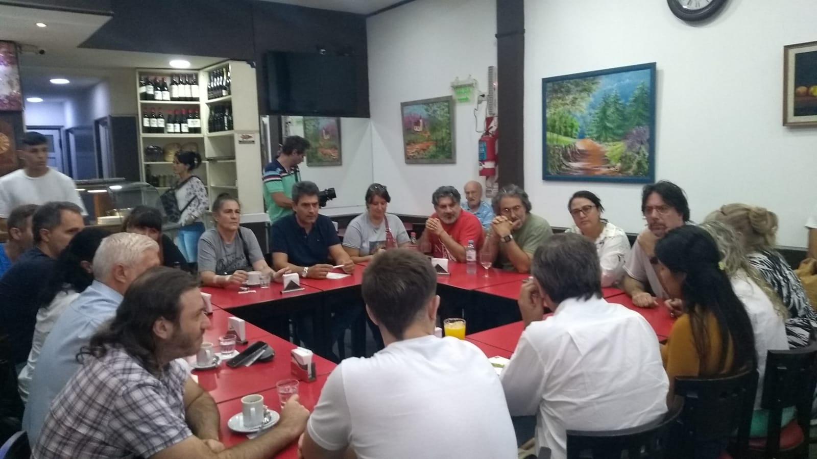 Fernán Quirós: un café con vecinos en Villa Pueyrredón
