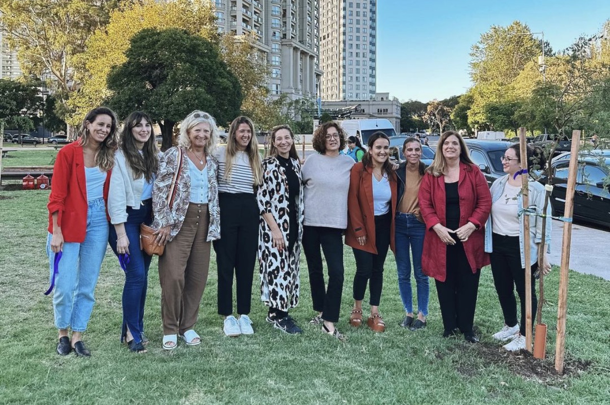 En el mes de la mujer, la Ciudad realizó una plantación de árboles en la Plaza Virginia Bolten