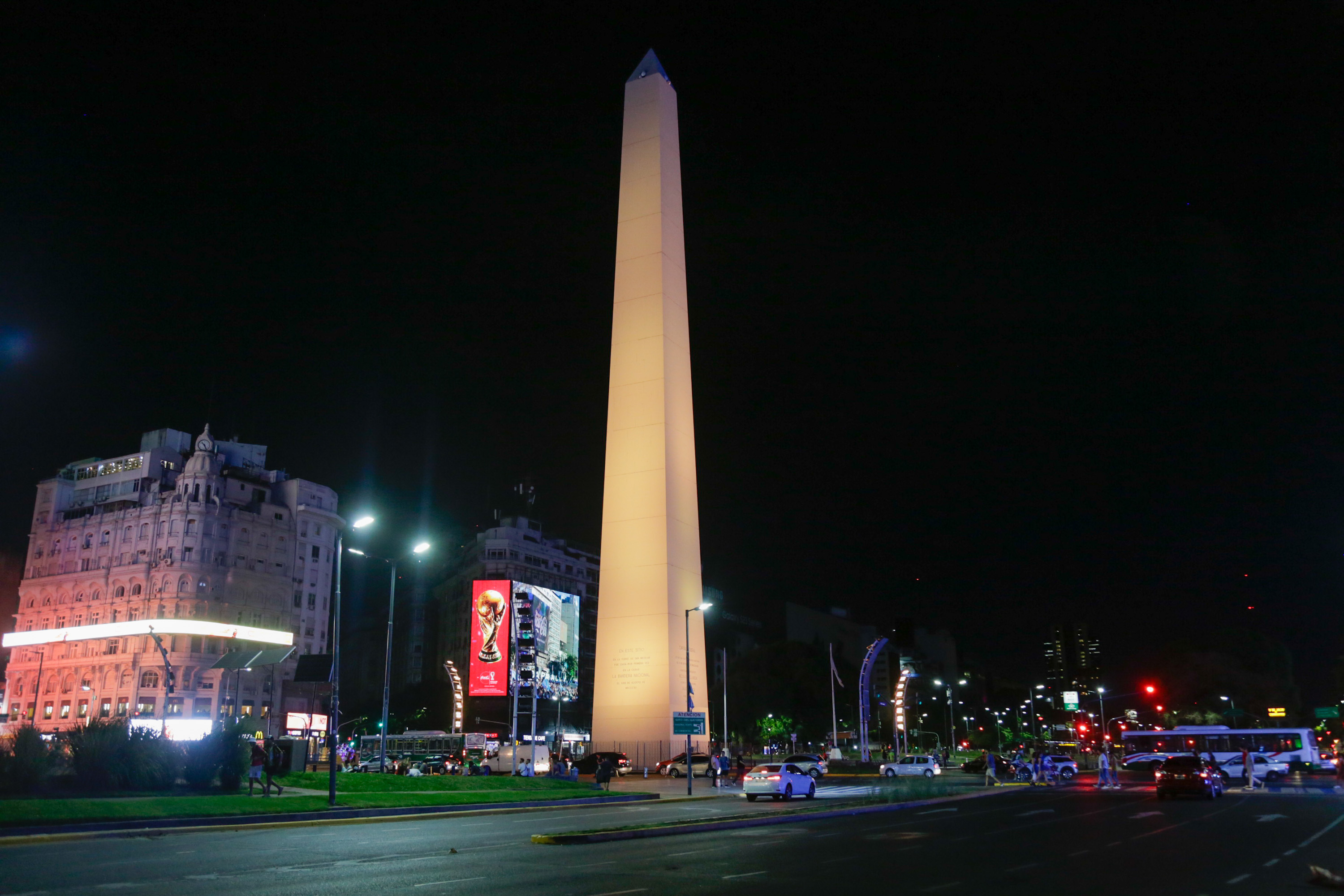 Se iluminaron monumentos de amarillo por el Día de la Endometriosis 