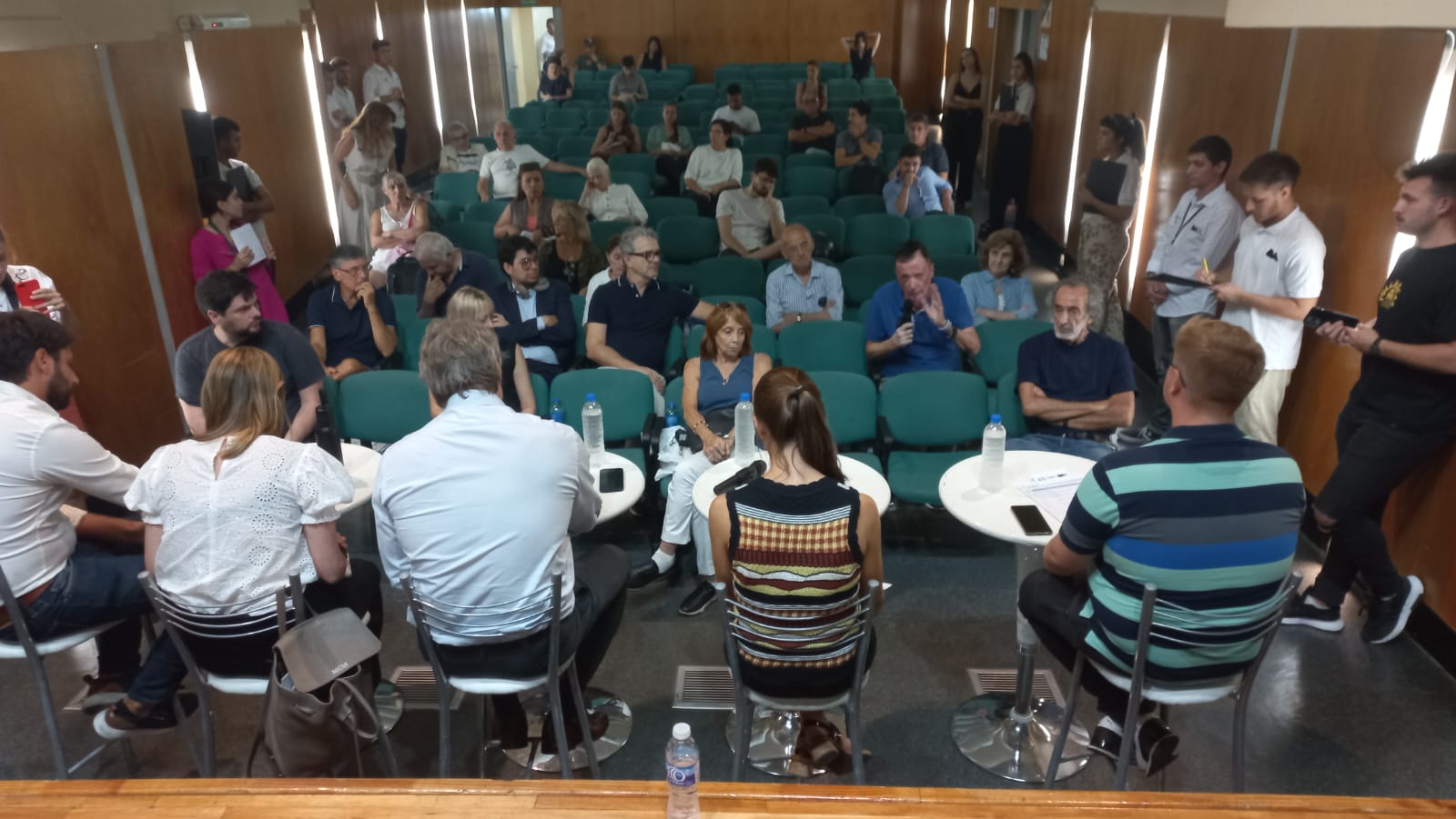 Reunión de vecinos y vecinas de Retiro con Felipe