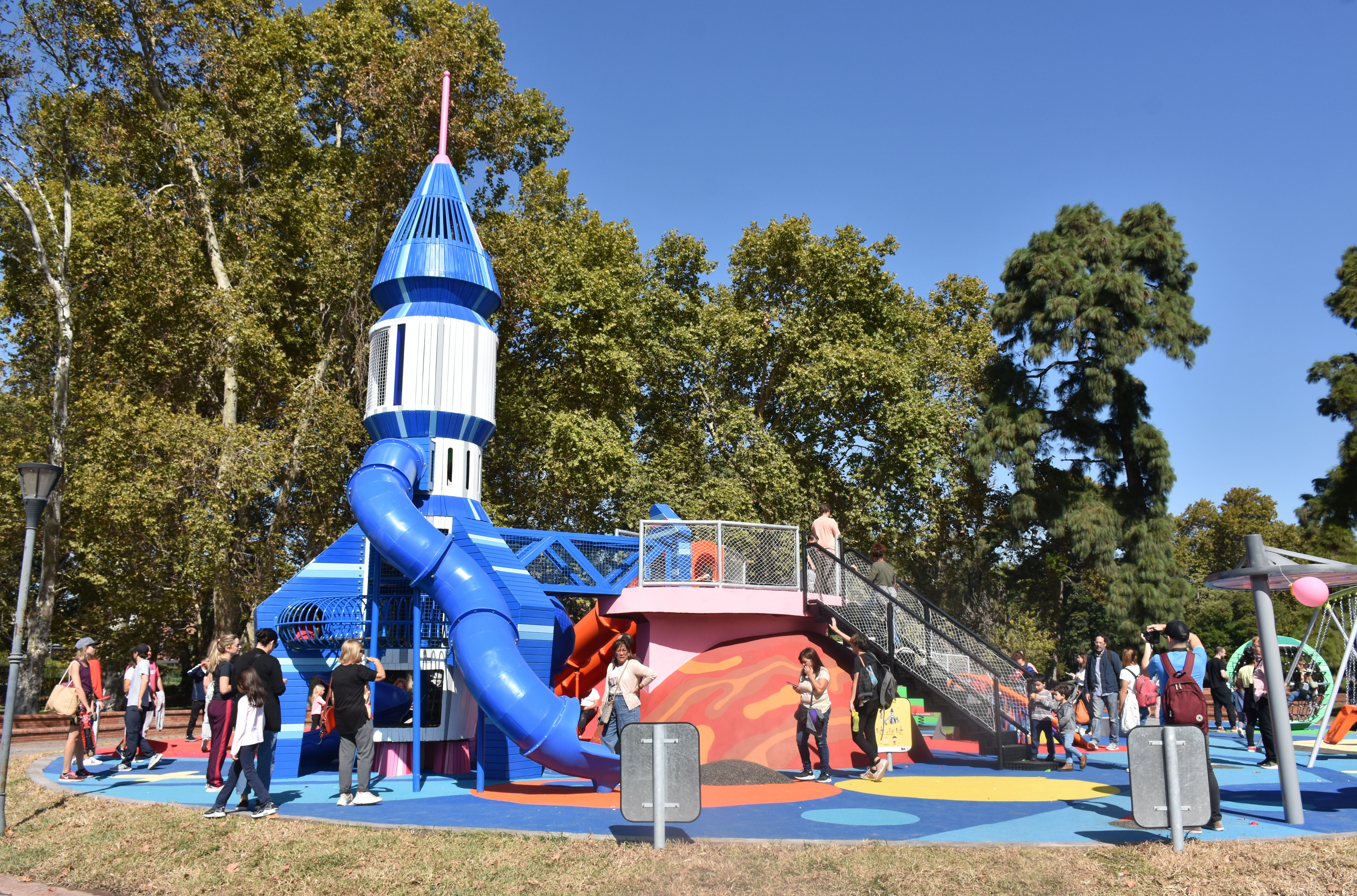 Un nuevo patio de juegos se inauguró en la Plaza República Árabe de Egipto