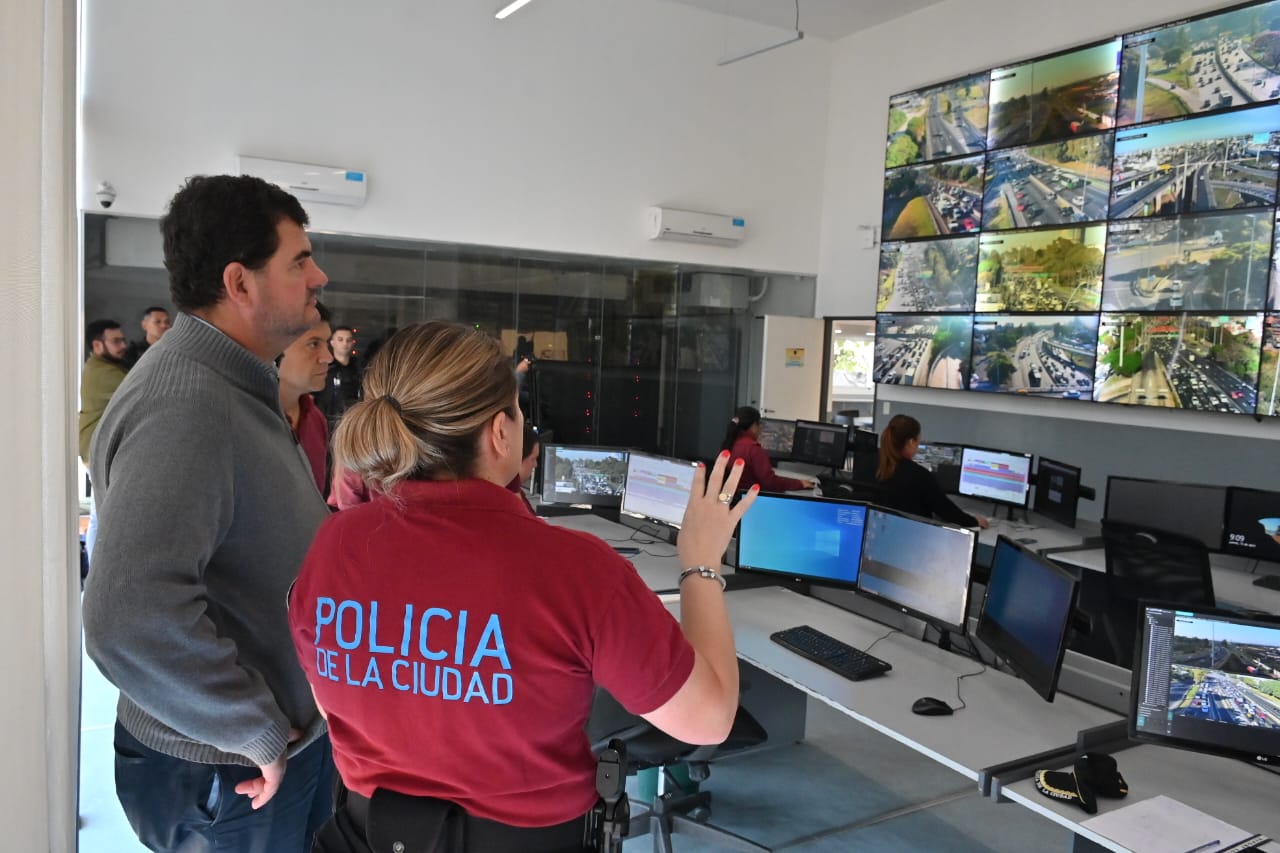 Burzaco recorrió sede del Anillo Digital: “la tecnología puesta al servicio del vecino”