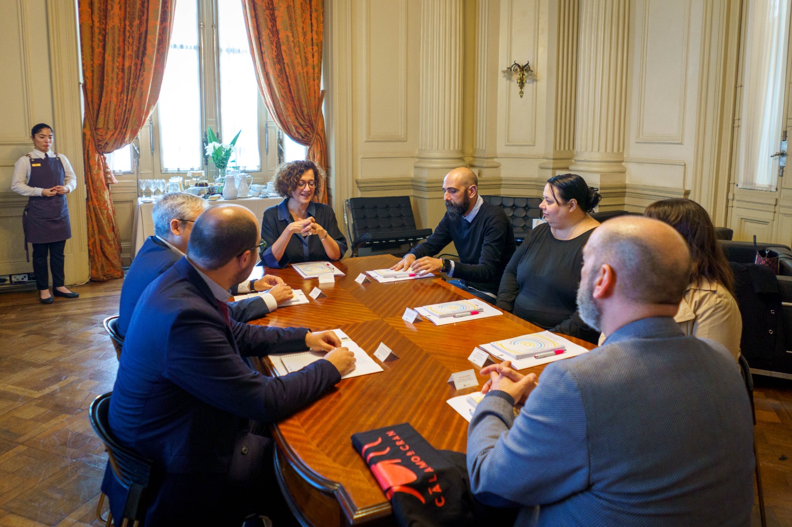 La Ciudad recibió al embajador en España de la Asociación Internacional de Lenguaje Claro 