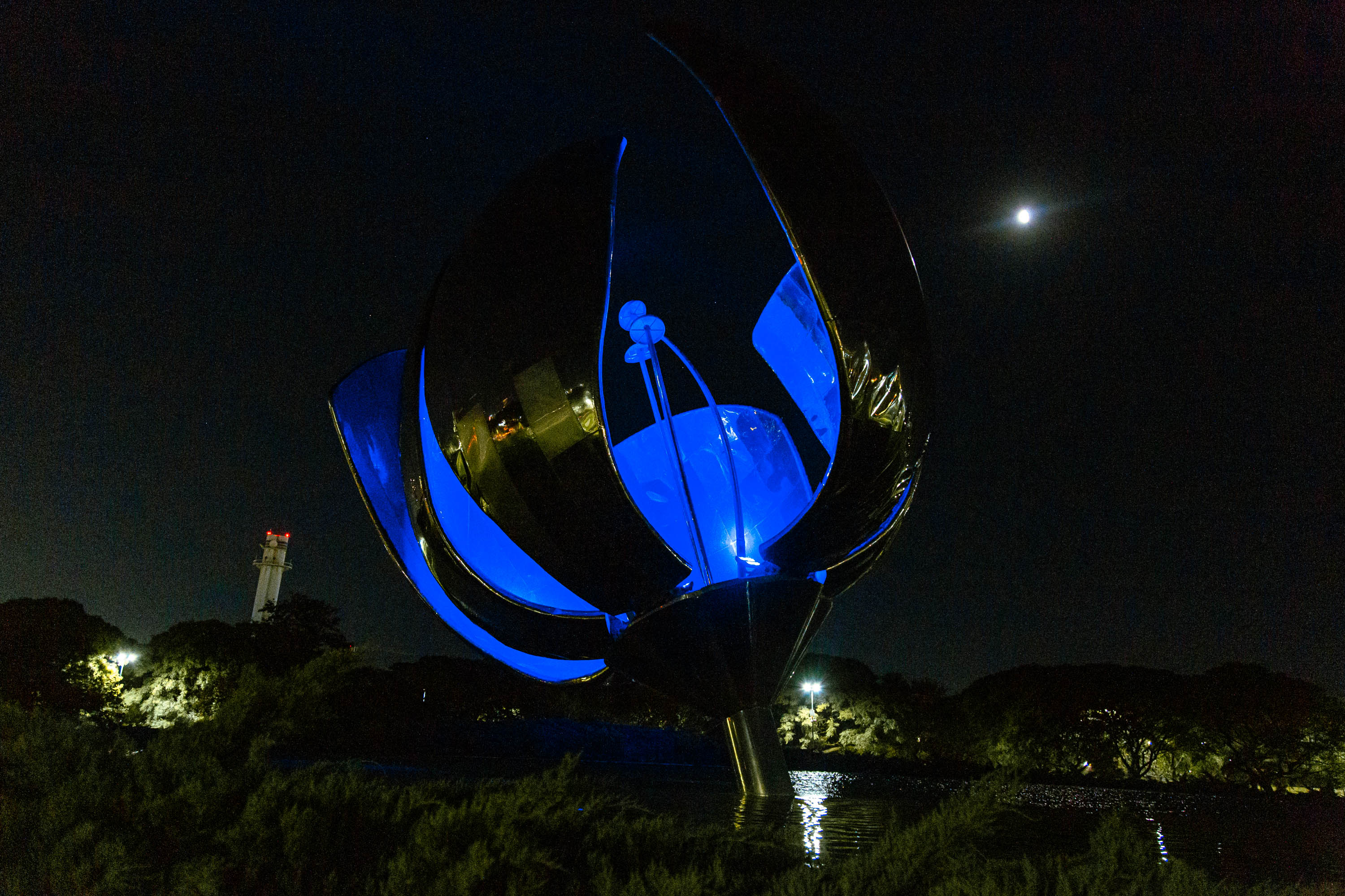 Se iluminan monumentos por la lucha contra el cáncer de colon