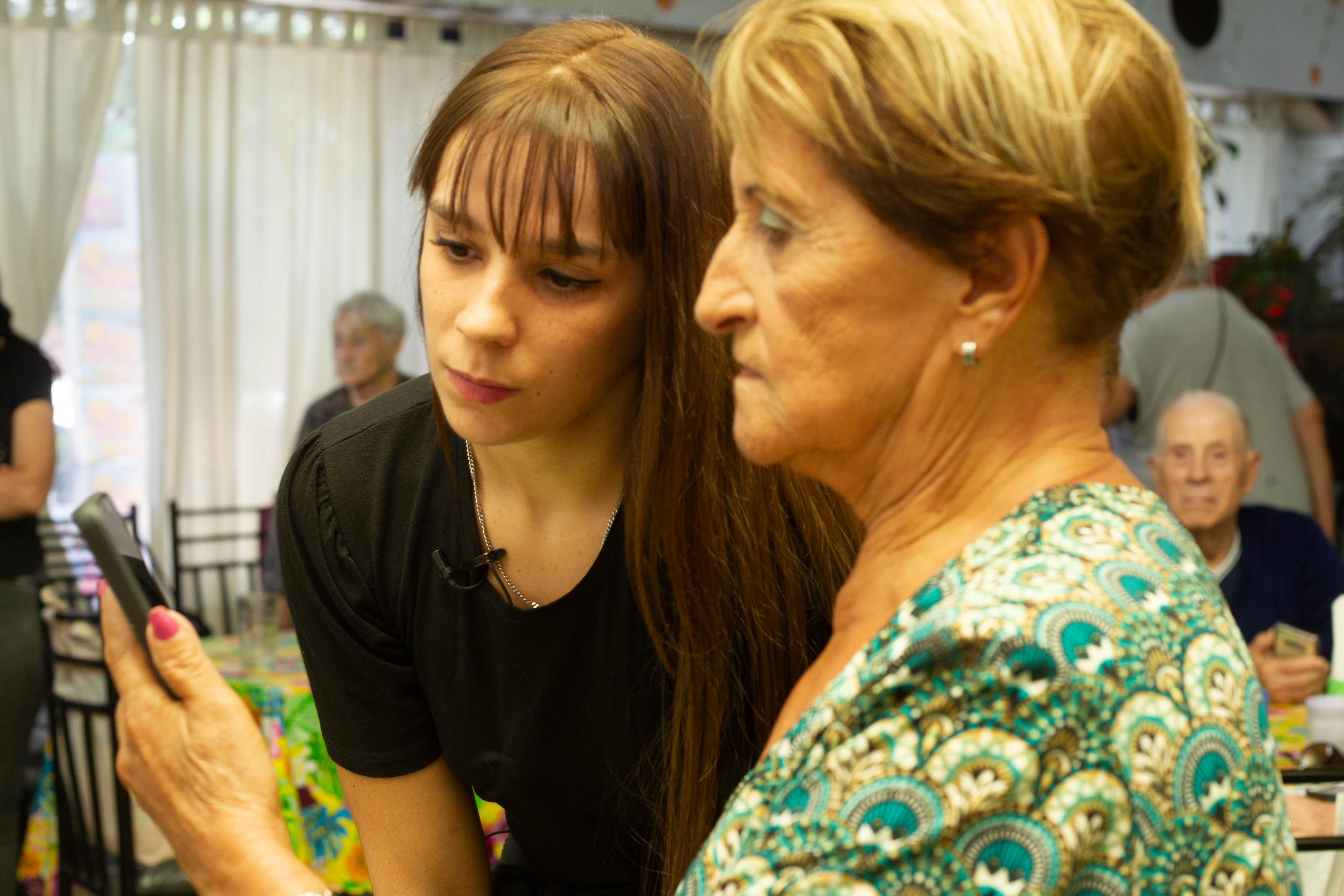Talleres de educación en finanzas digitales para adultos mayores: qué se aprende y dónde se dan los cursos de la Ciudad