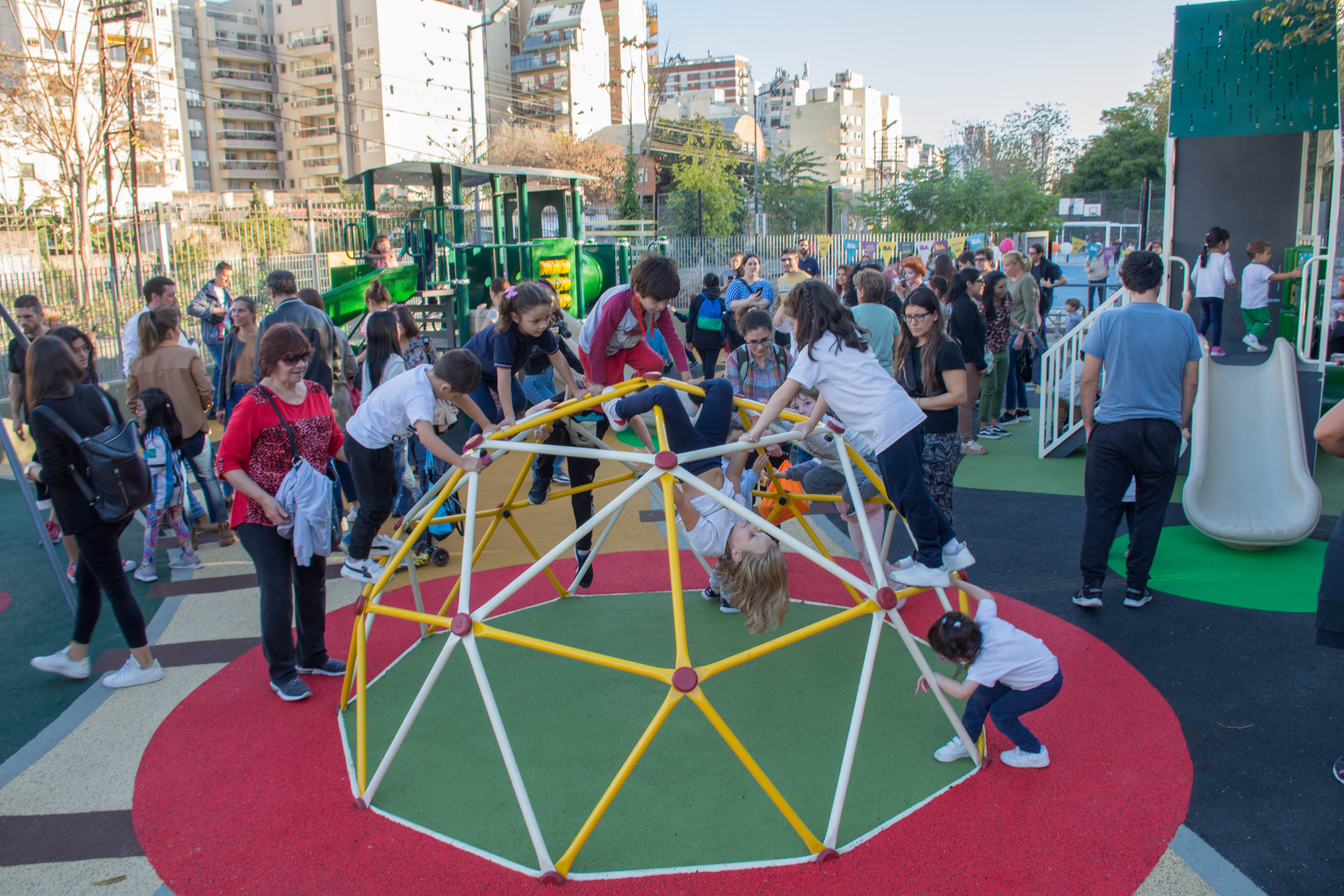 Inauguración del Patio de juegos de la Plaza Giordano Bruno