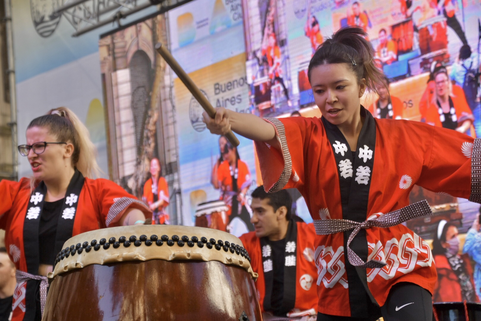 Kimonos, trajes de karate y yukata visten la Avenida de Mayo en el BA Celebra Japón