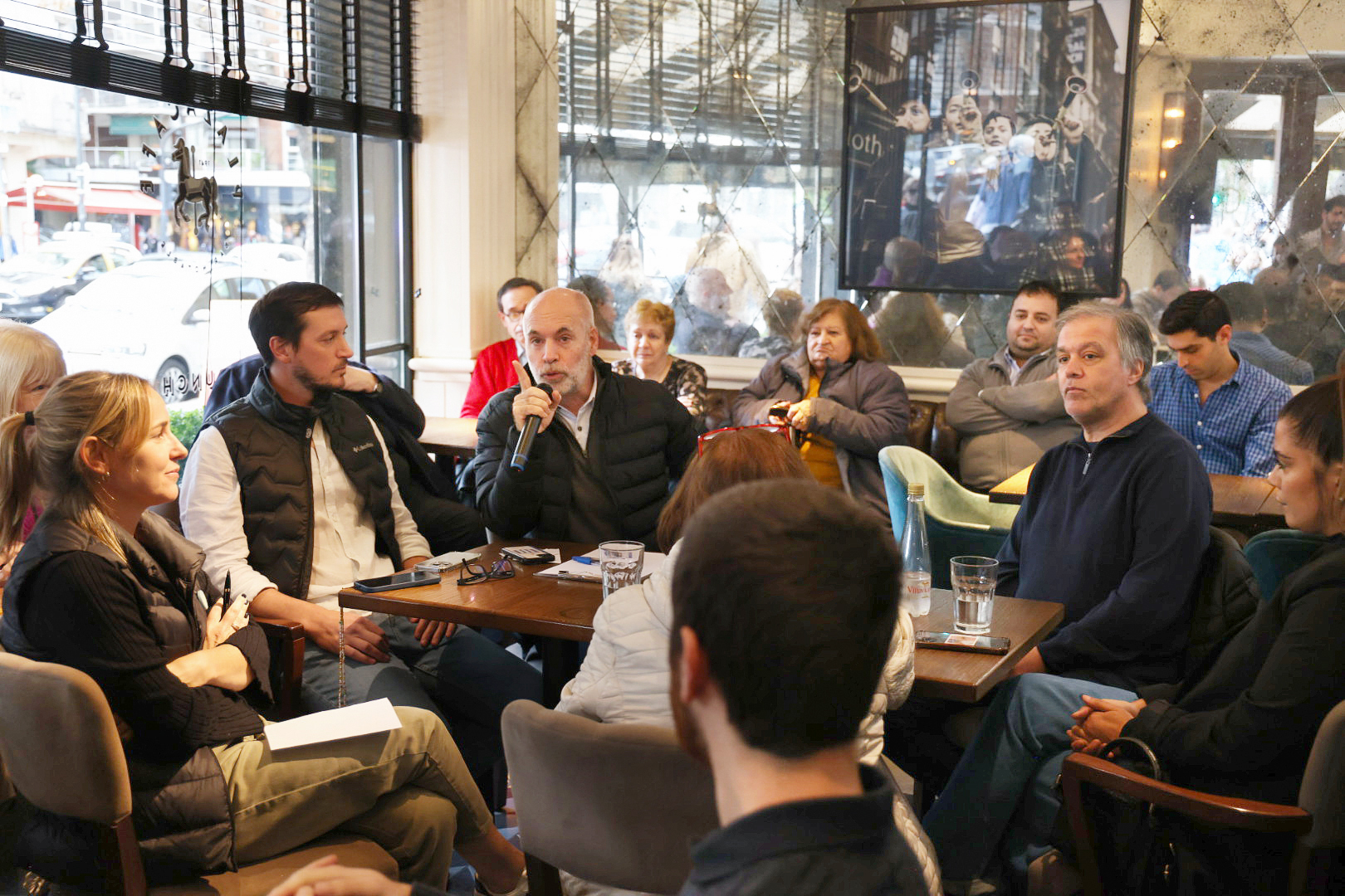 Rodríguez Larreta dialogó con vecinos de Caballito y Monte Castro