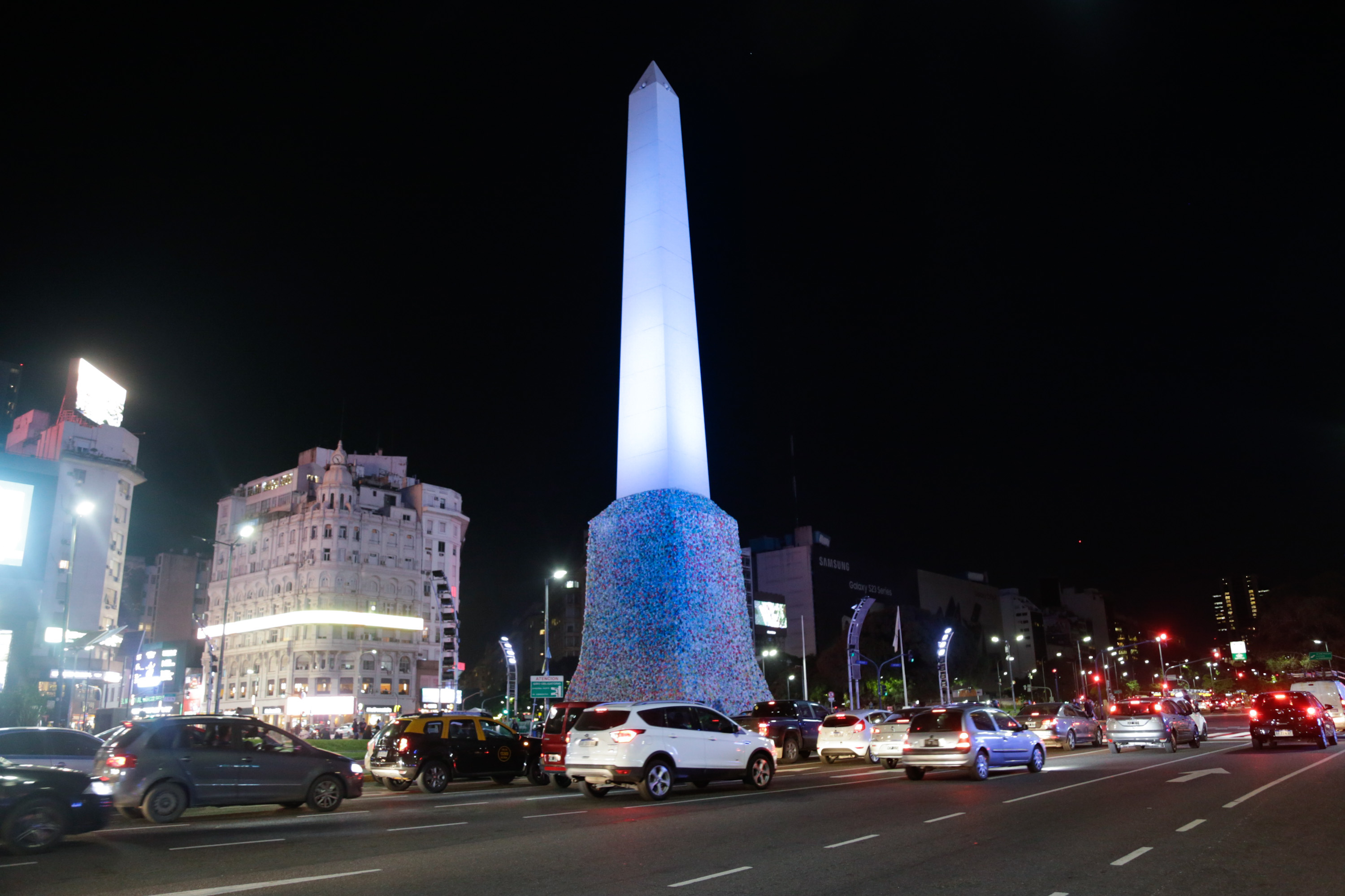 Se iluminaron monumentos por cumplirse 6 años de la ley de electrodependientes