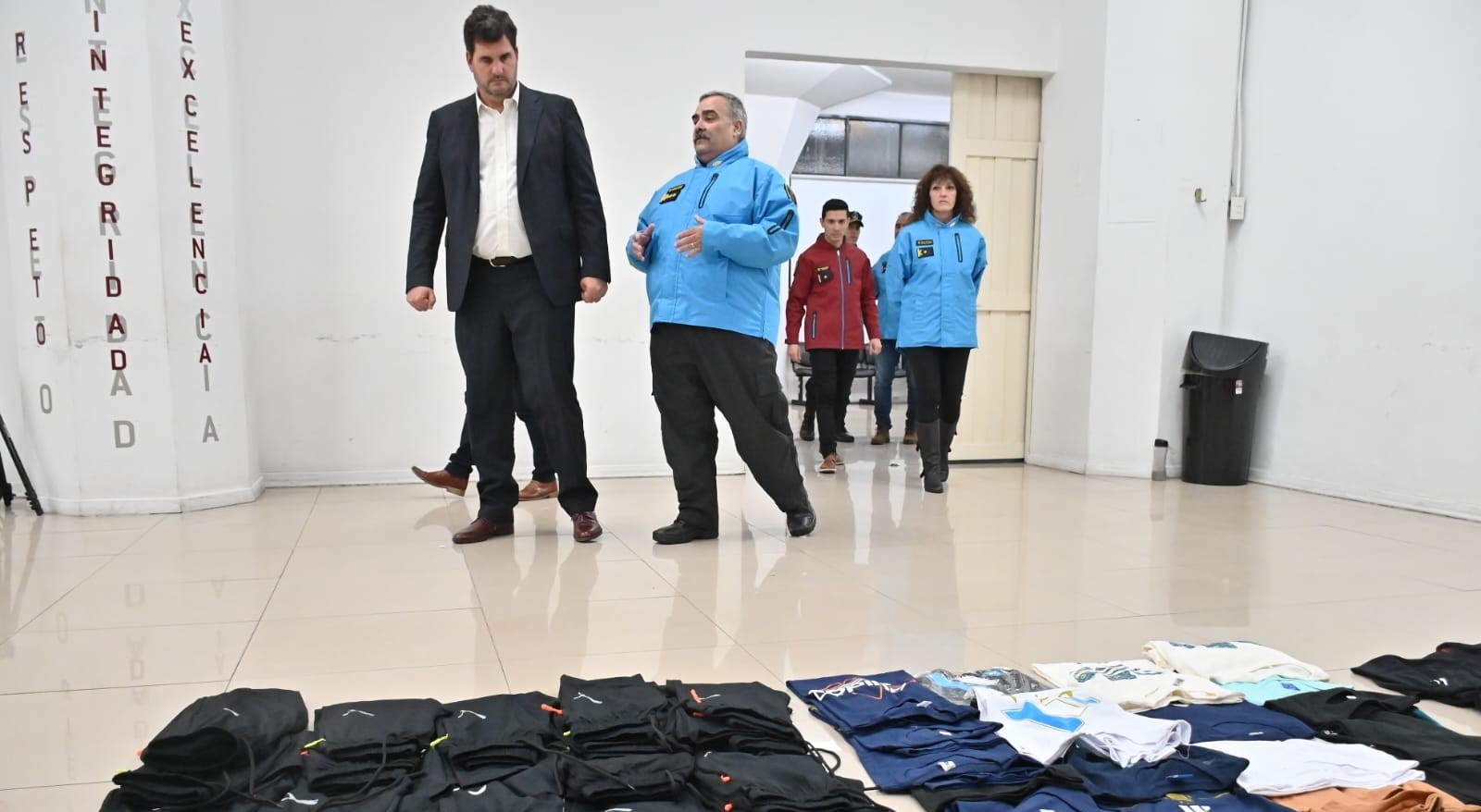 Cae banda que fabricaba ropa falsa de primeras marcas en el centro porteño