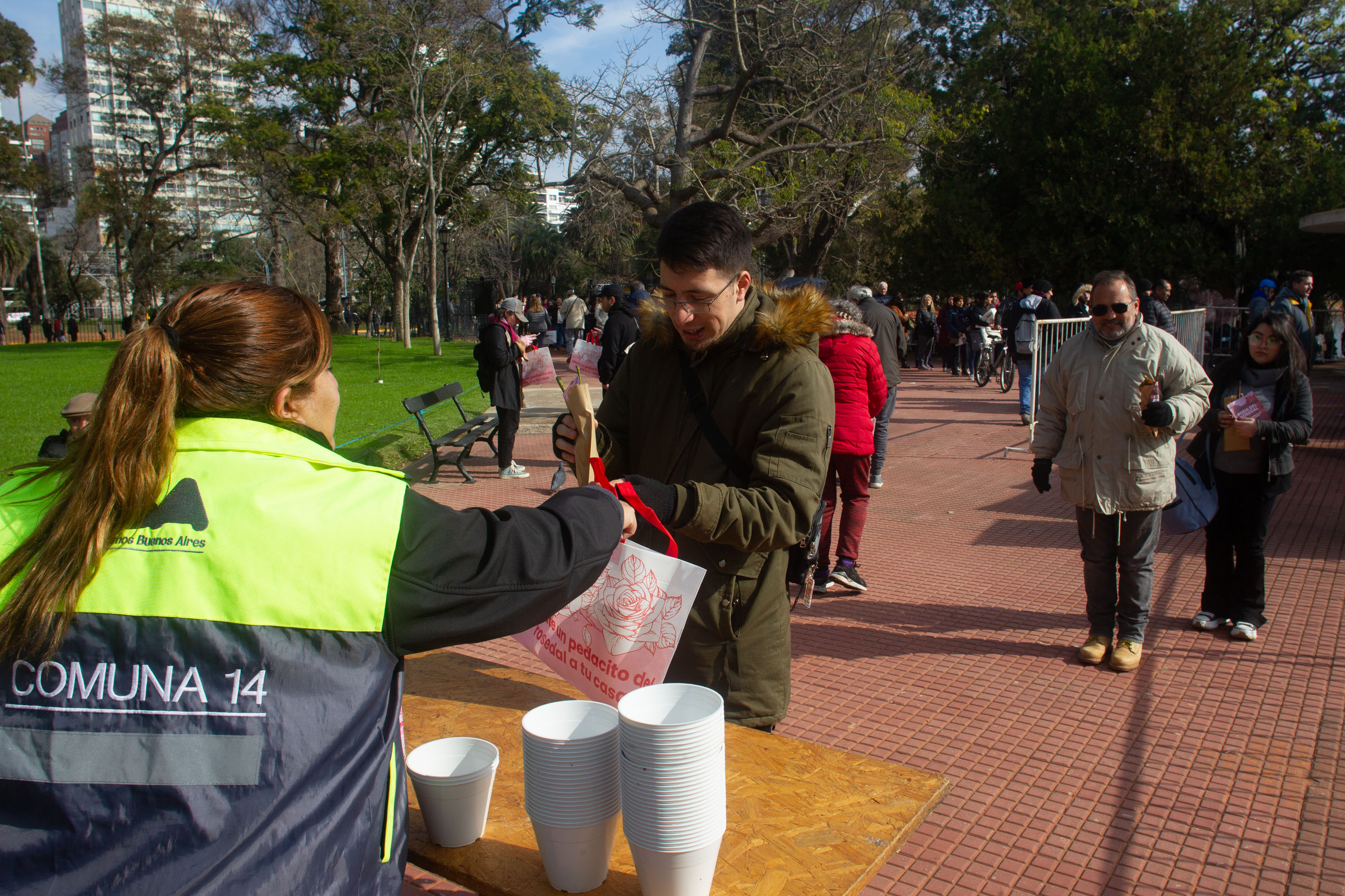Continúa la poda y entrega de esquejes a los vecinos en El Rosedal
