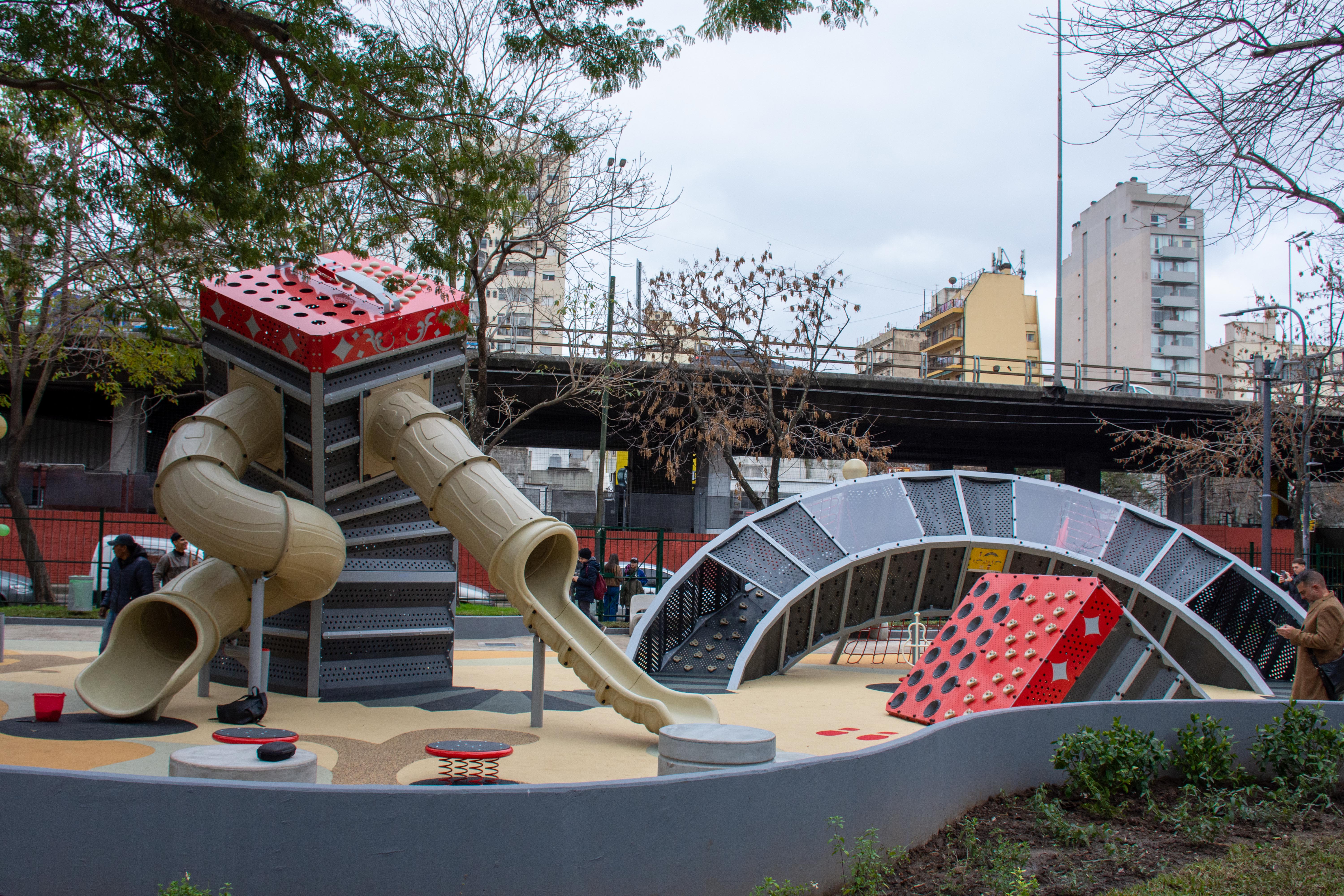 Se encuentra inaugurado el nuevo patio de juegos en la Plaza Francisco Canaro