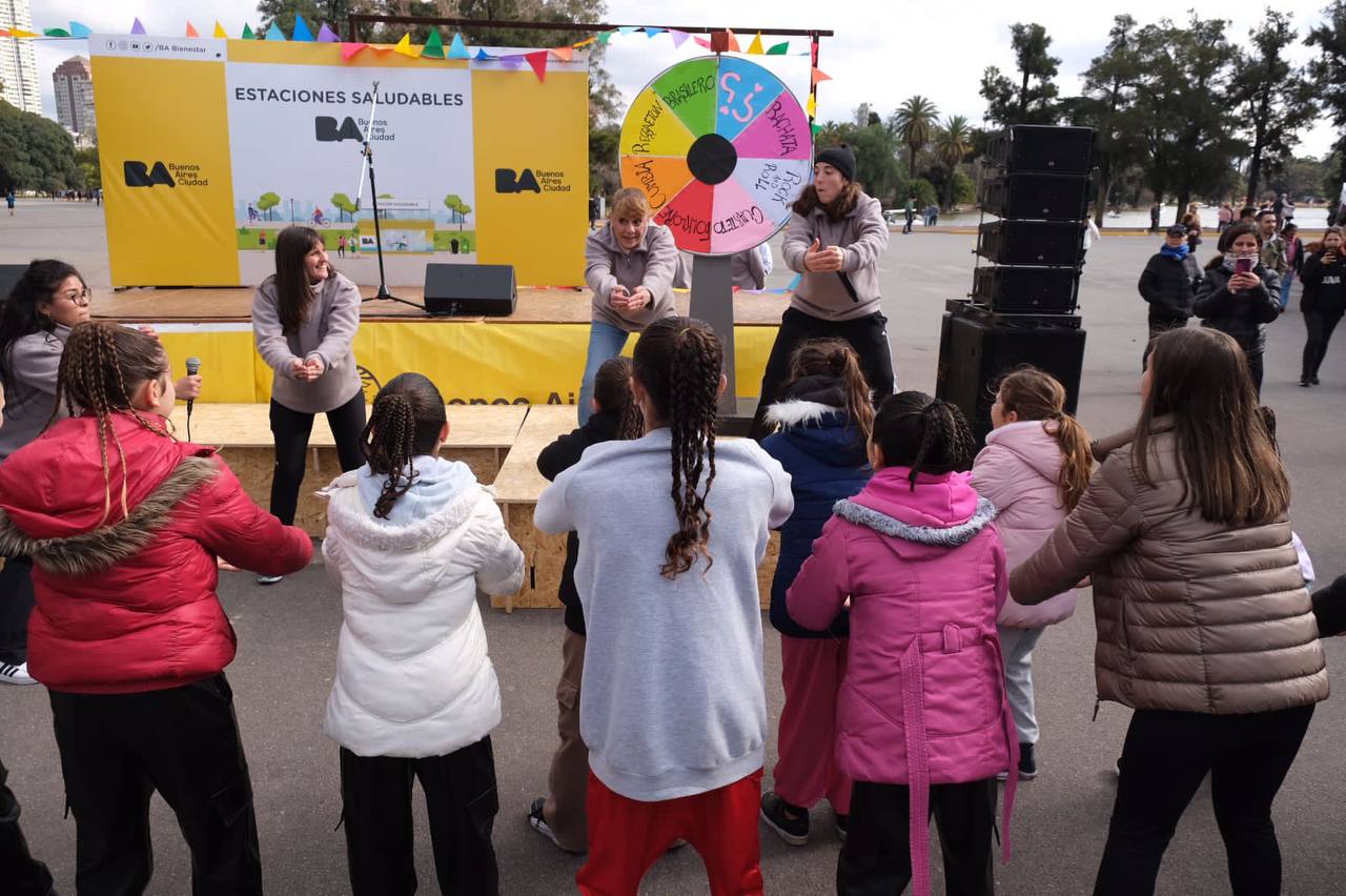 “Jugar a lo grande”: un evento para celebrar en familia el día del abuelo y el inicio del receso escolar