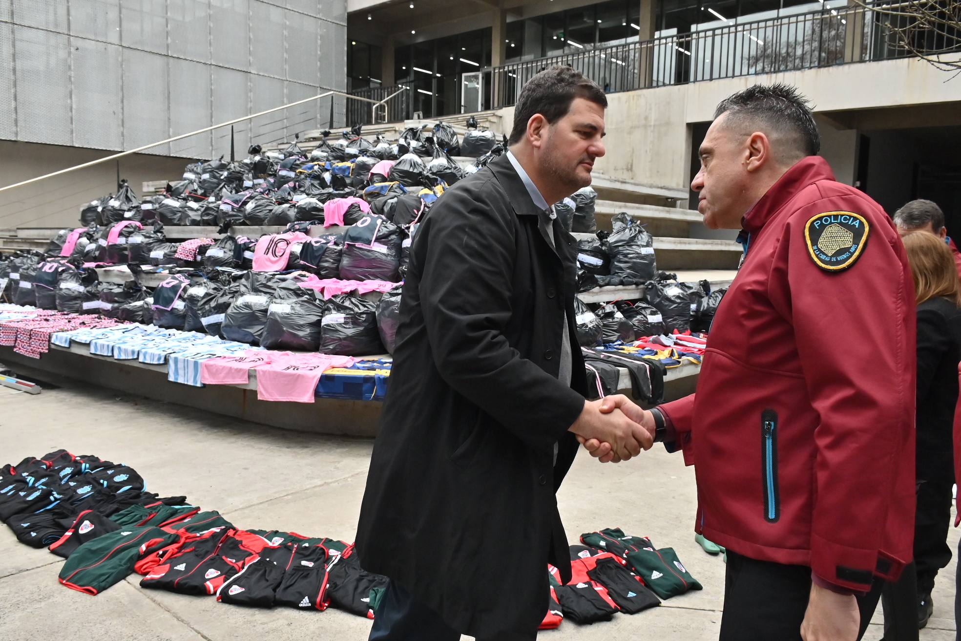 Gorras, zapatillas y remeras de Messi: Secuestran más de 30 mil prendas falsificadas por valor de 200 millones de pesos 