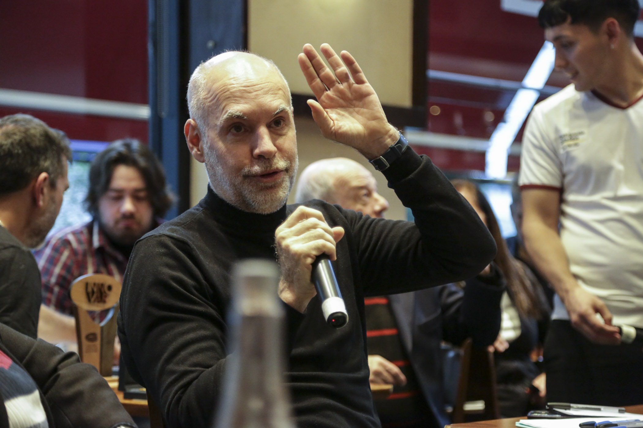Rodríguez Larreta compartió un café con vecinos de Almagro