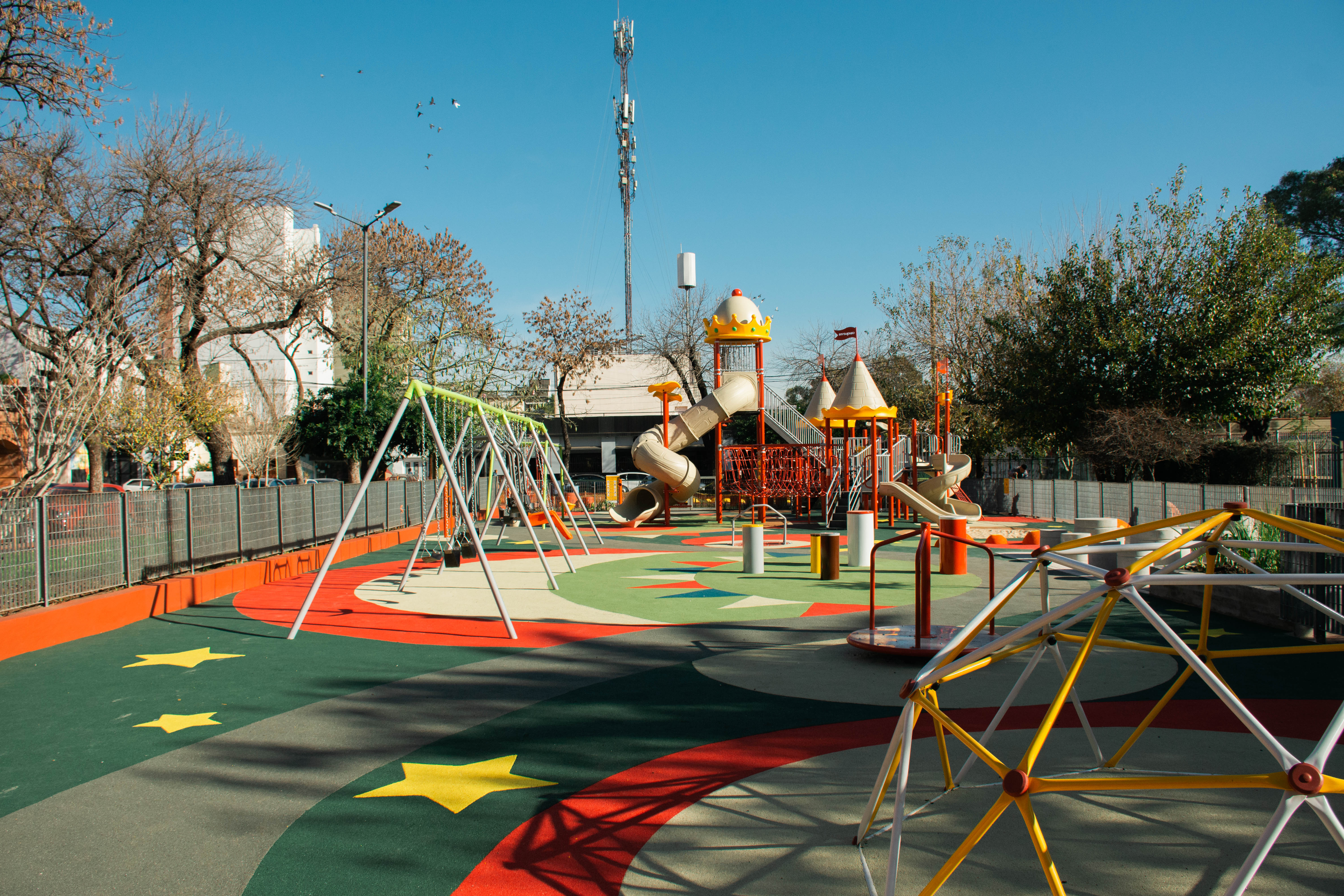 Renovación del patio de juegos de la Plaza Unidad Nacional