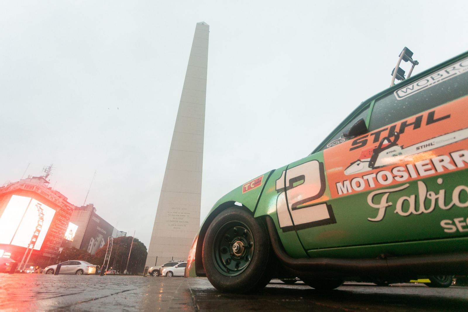 El Obelisco, rodeado de autos de carrera por la inauguración de la nueva pista del autódromo
