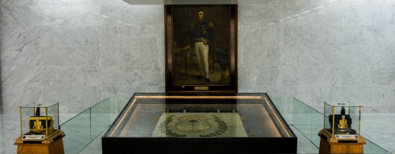 La Ciudad exhibió una réplica de la bandera del Cruce de los Andes que acompañó al Gral. San Martín
