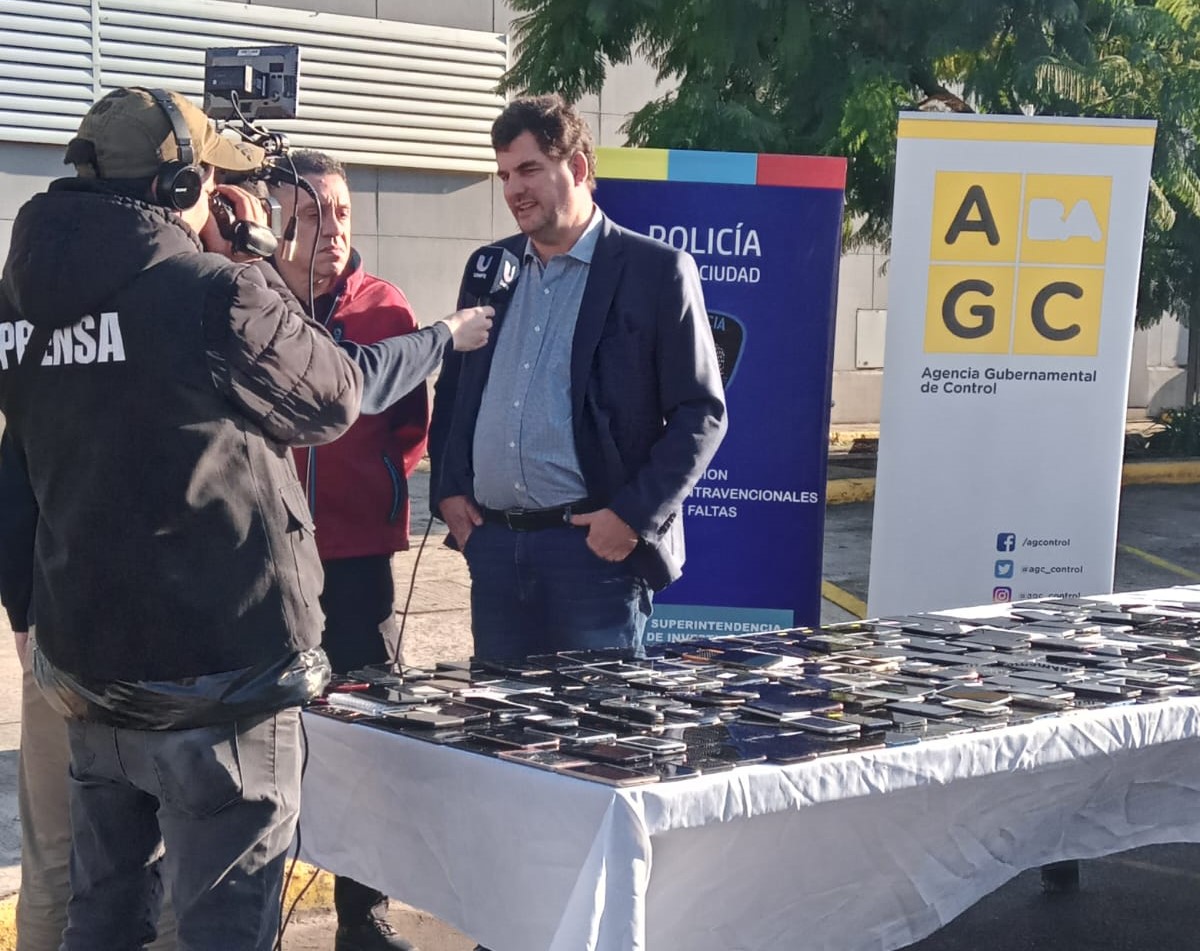 Acto de exposición de equipos celulares robados