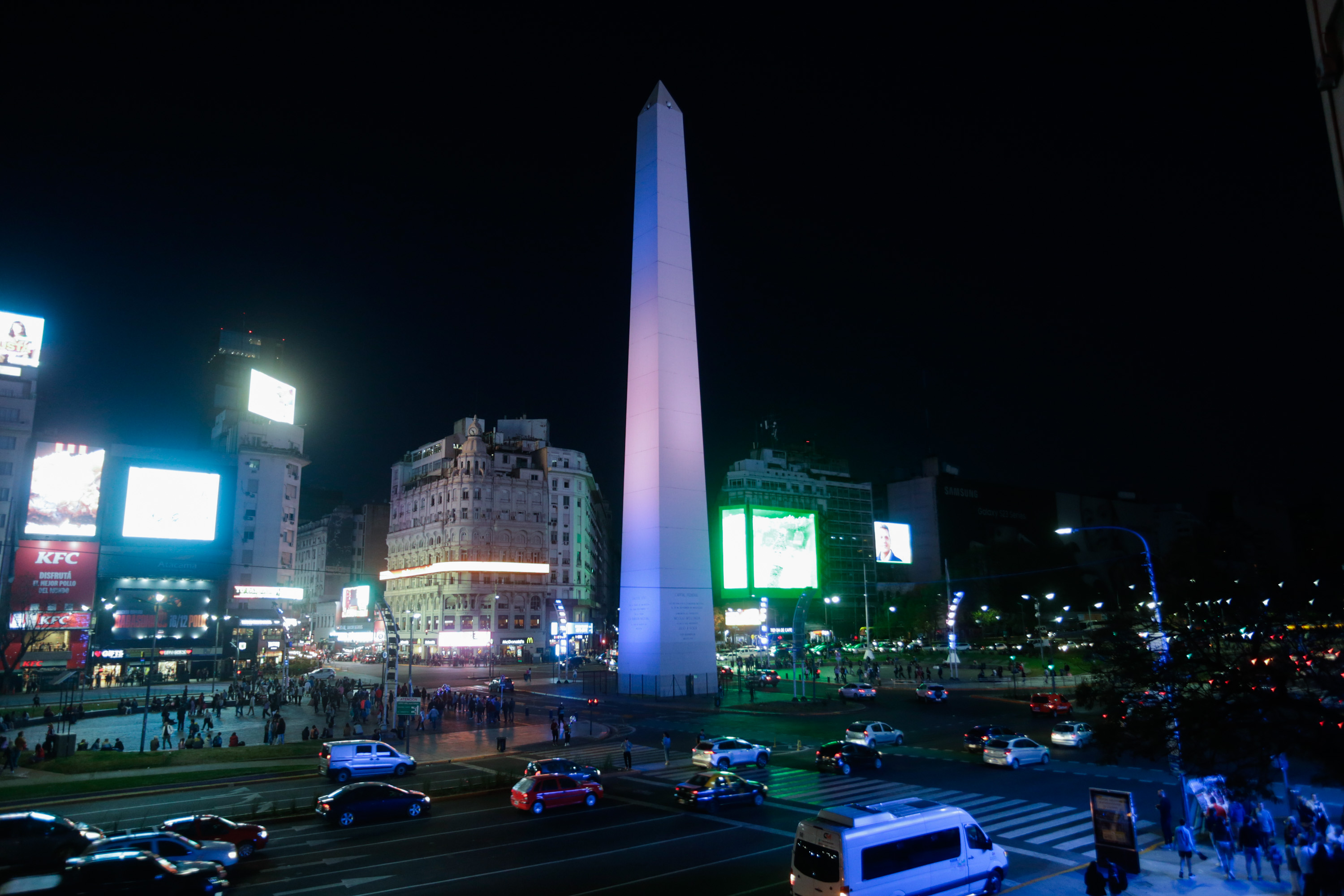 Monumentos porteños se iluminaron en repudio a los atentados terroristas