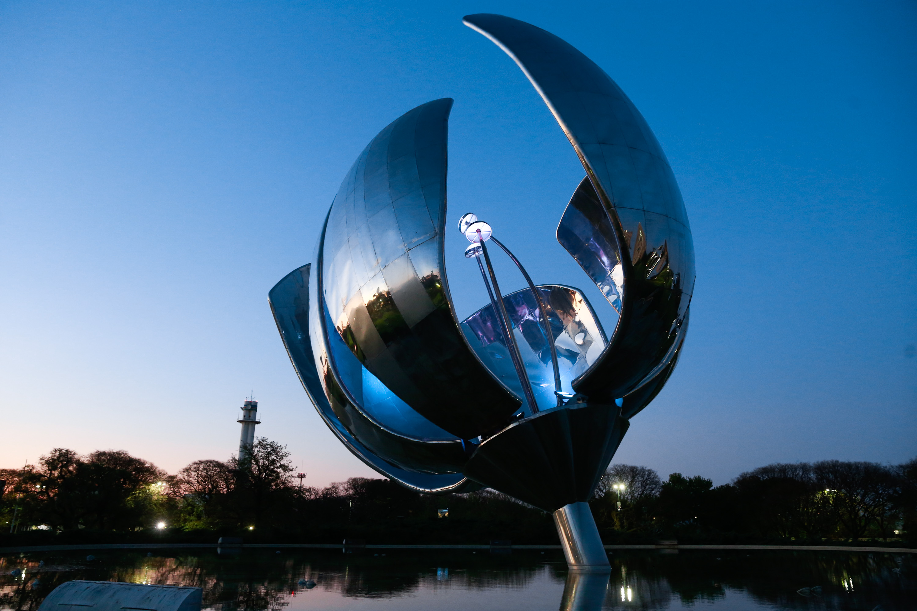 Monumentos y fachadas de edificios porteños se iluminan por el Día Mundial de la dislexia