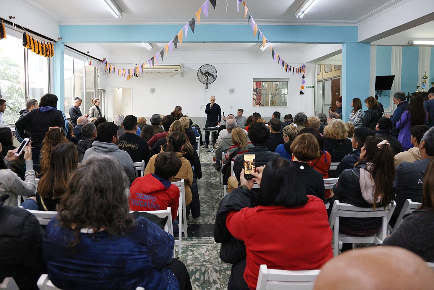 Reunión de vecinos con Horacio en la Comuna 4