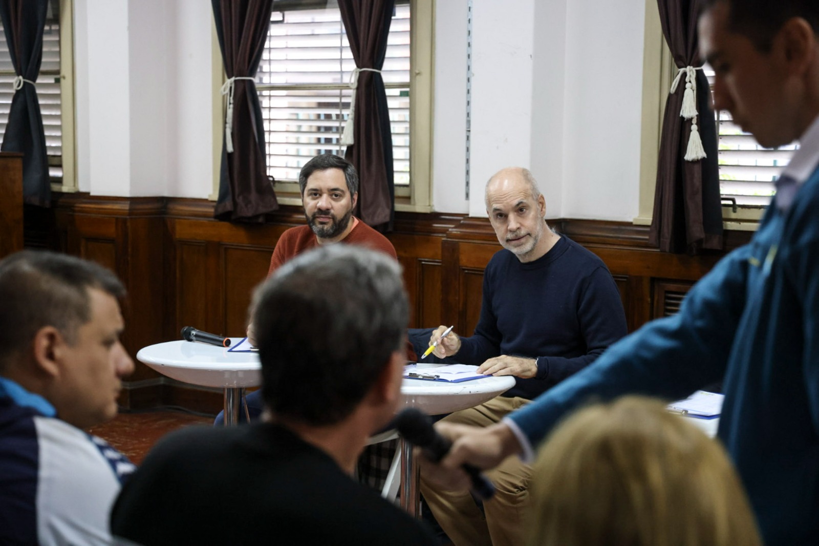 Reunión de vecinos con Horacio en la Comuna 10