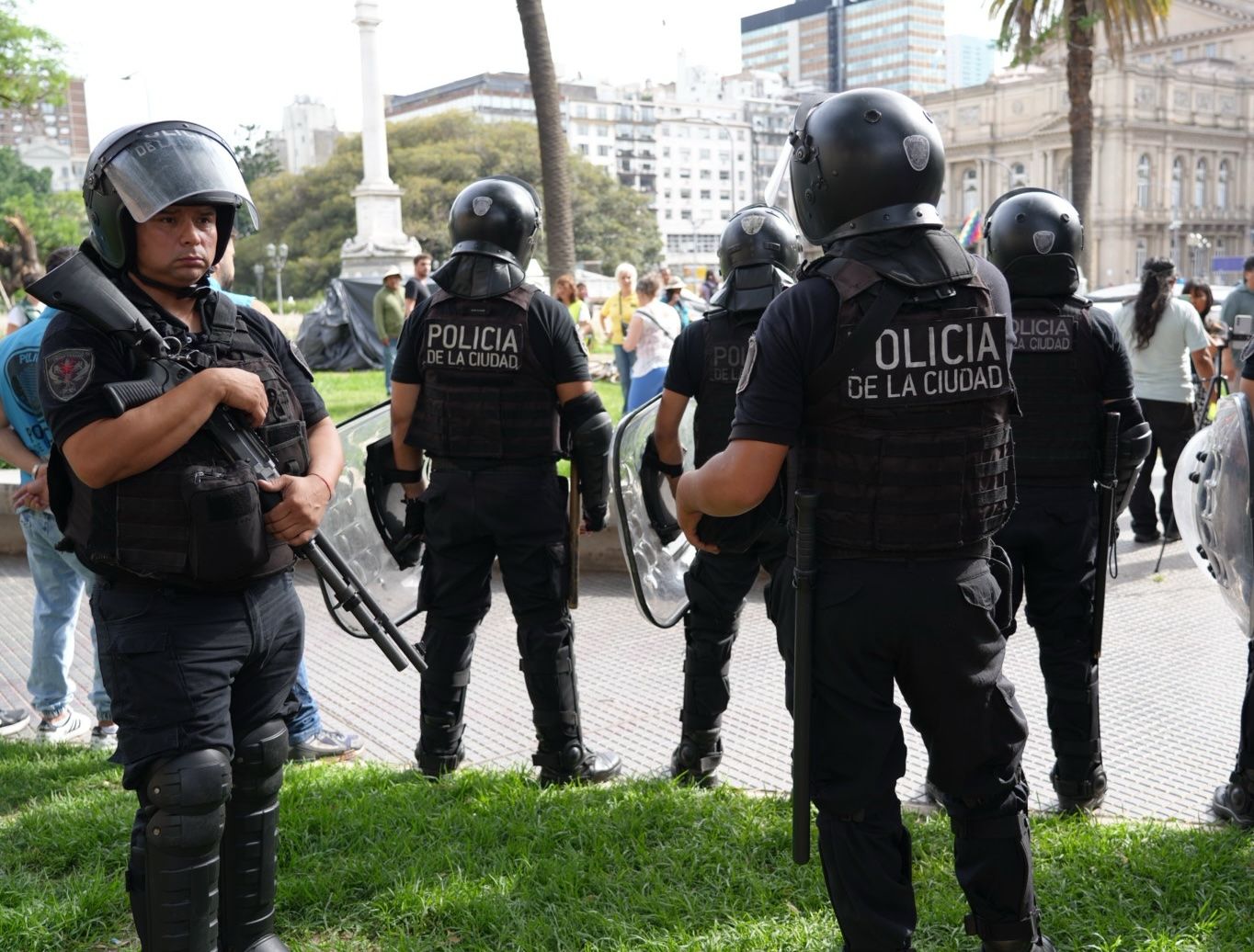 Luego de cuatro meses de ocupación ilegal, desalojaron la usurpación de Plaza Lavalle