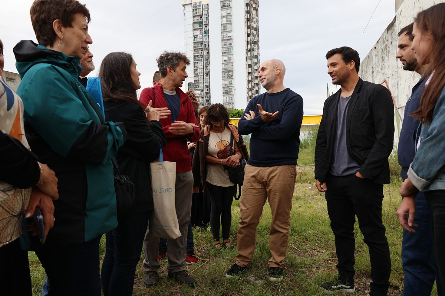El Jefe de Gobierno recorrió el espacio donde se construirá la primera plaza del barrio Villa Santa Rita 