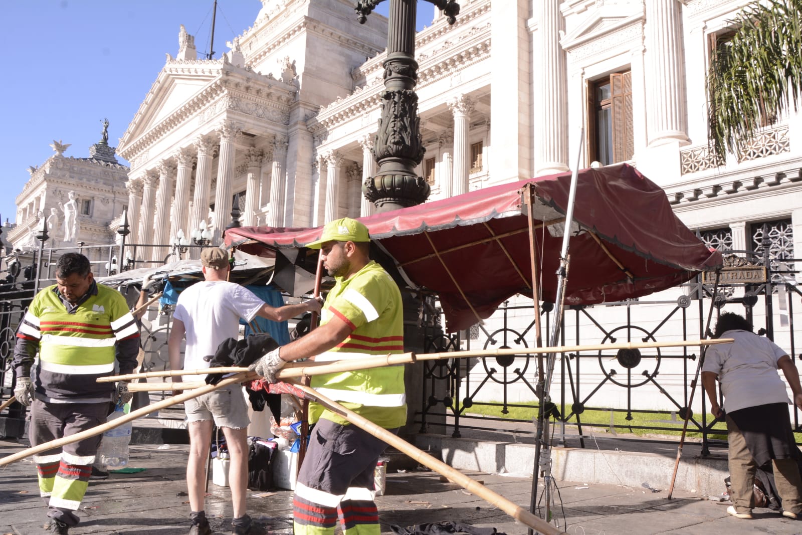 El Gobierno porteño levantó otro acampe en la esquina del Congreso