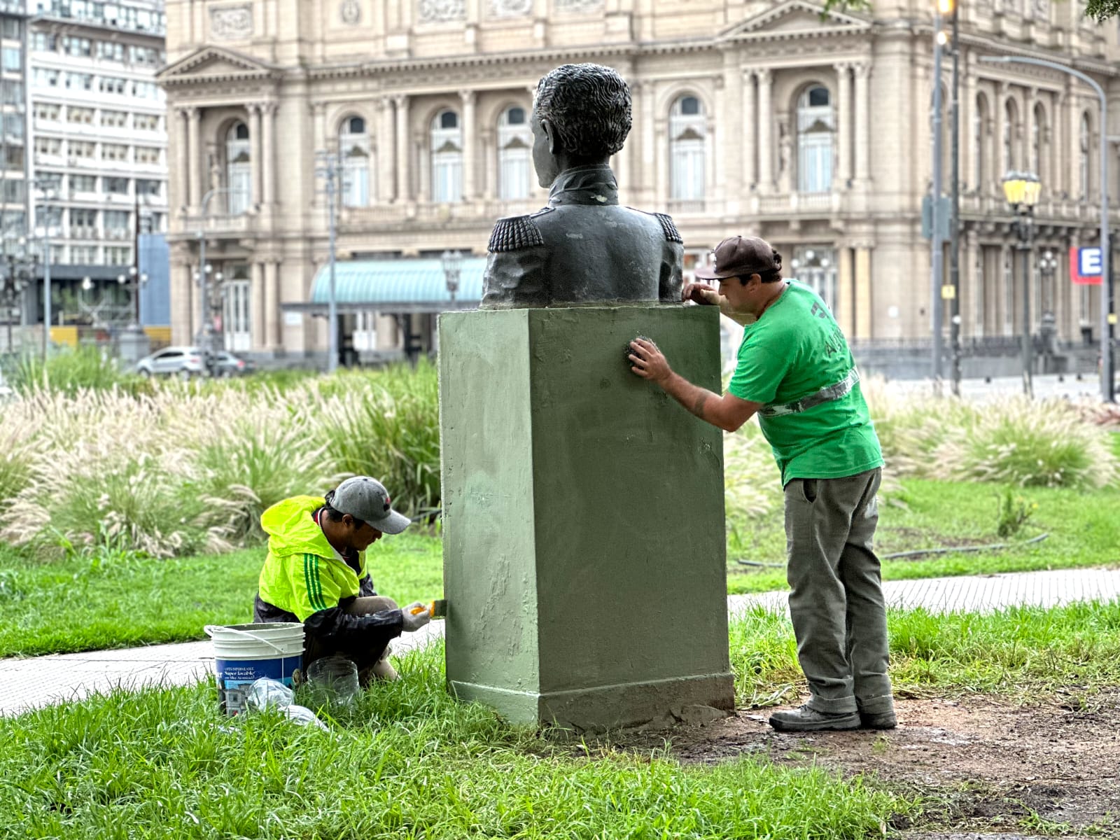 Finalizaron los trabajos de limpieza y reparación en Plaza Lavalle 