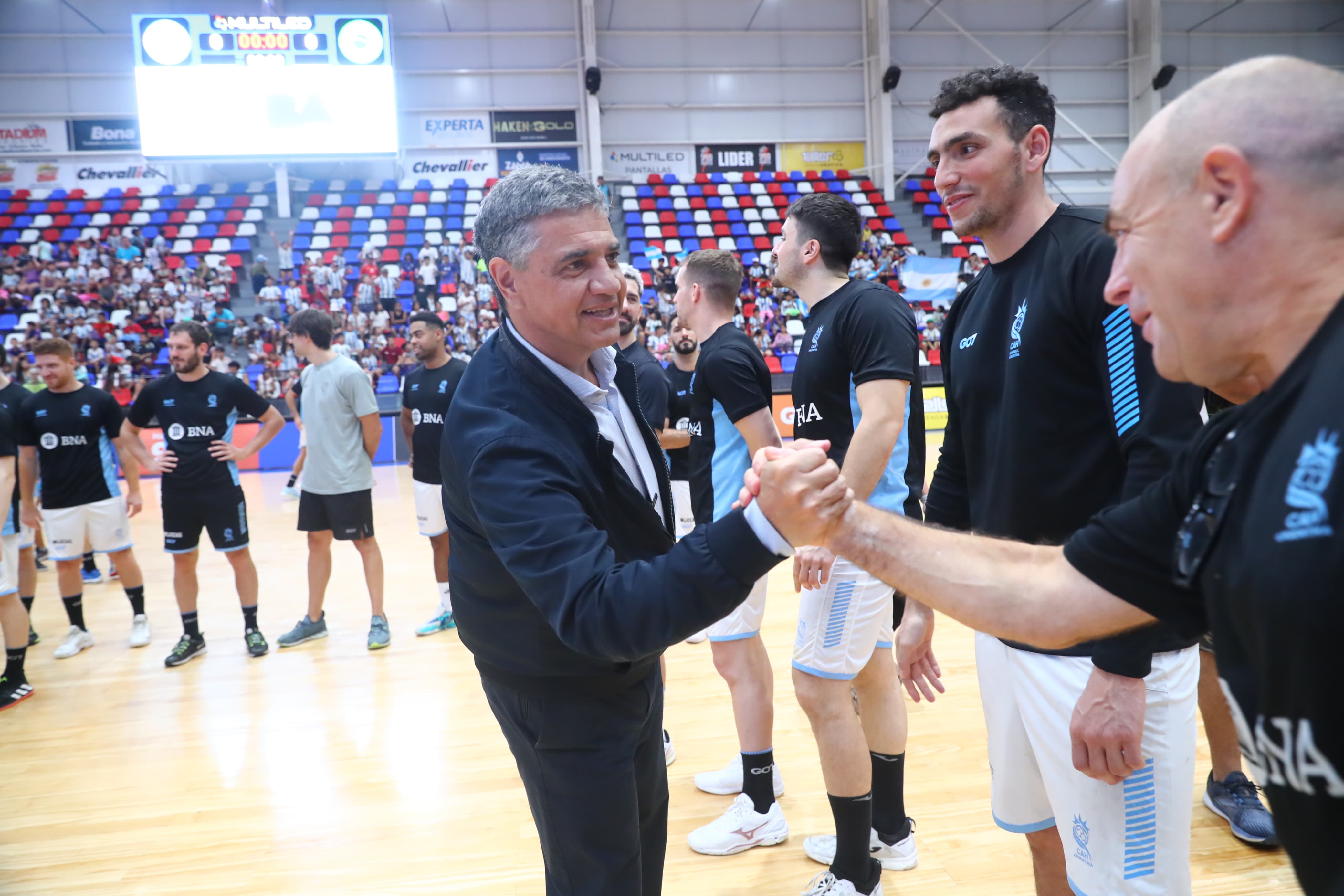 Jorge Macri, junto a la Selección masculina de handball en el Parque Olímpico
