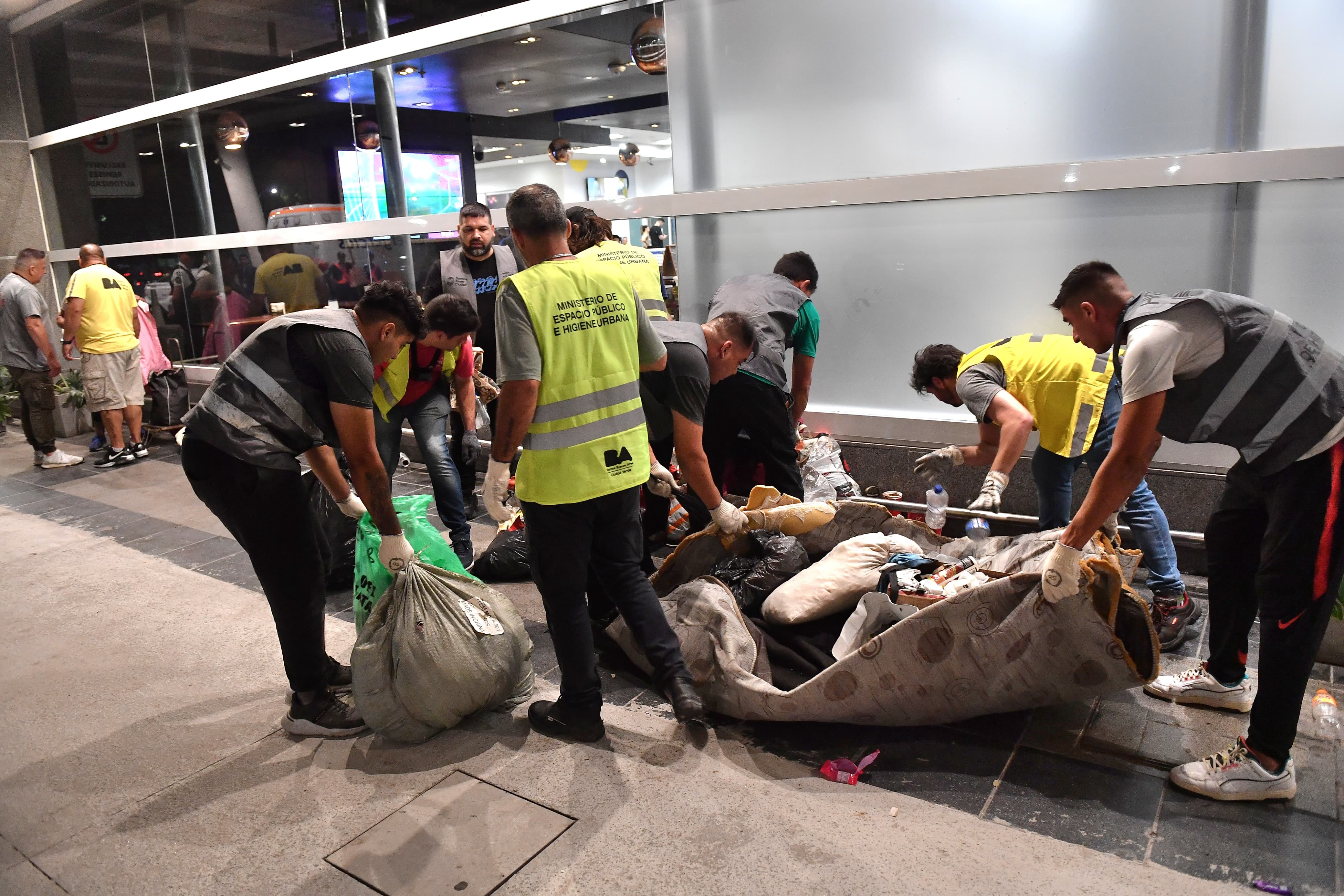 Operativo de desalojo conjunto de personas que dormían en el Aeroparque