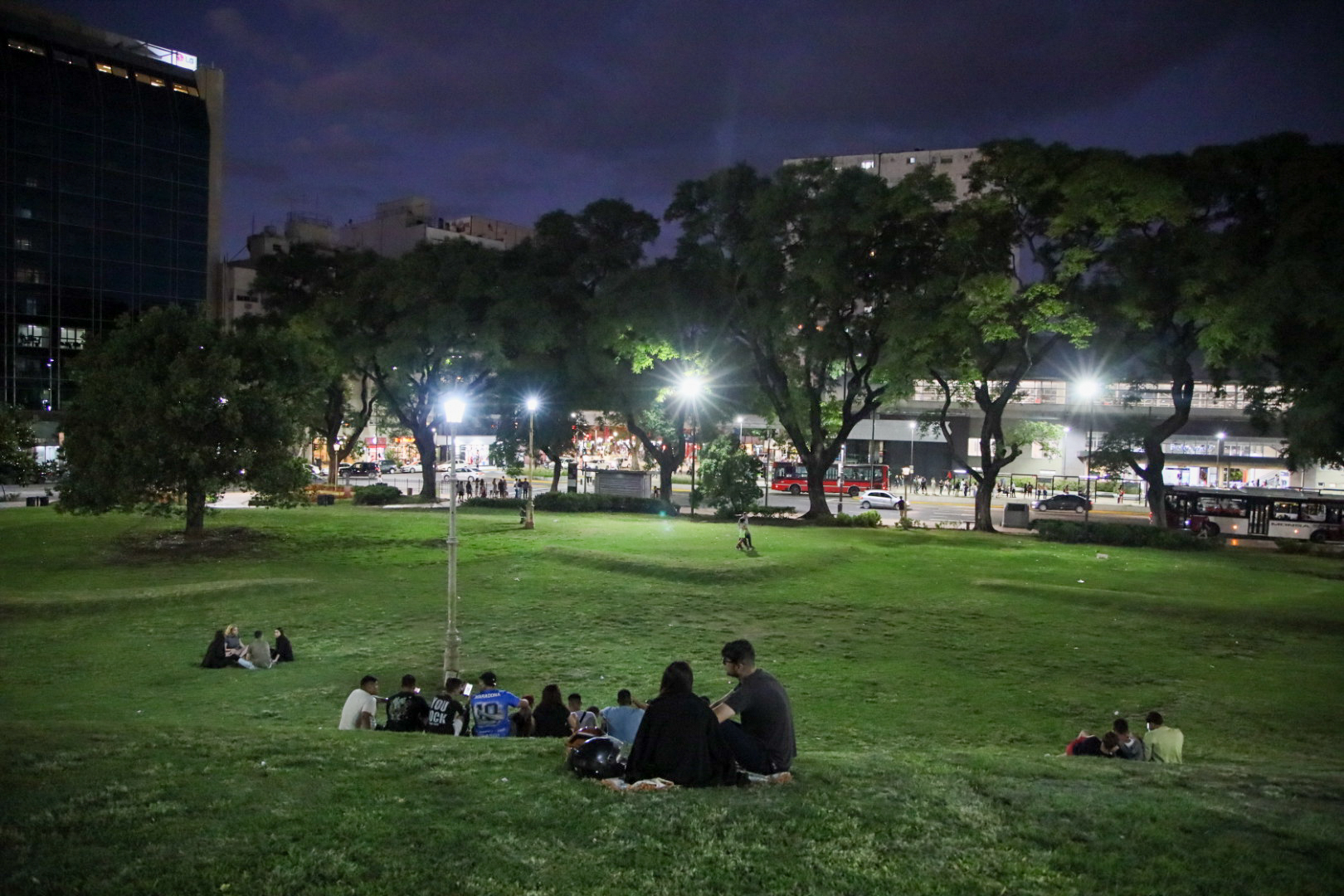 Se renovaron y reforzaron las luminarias públicas del Parque Barrancas de Belgrano 