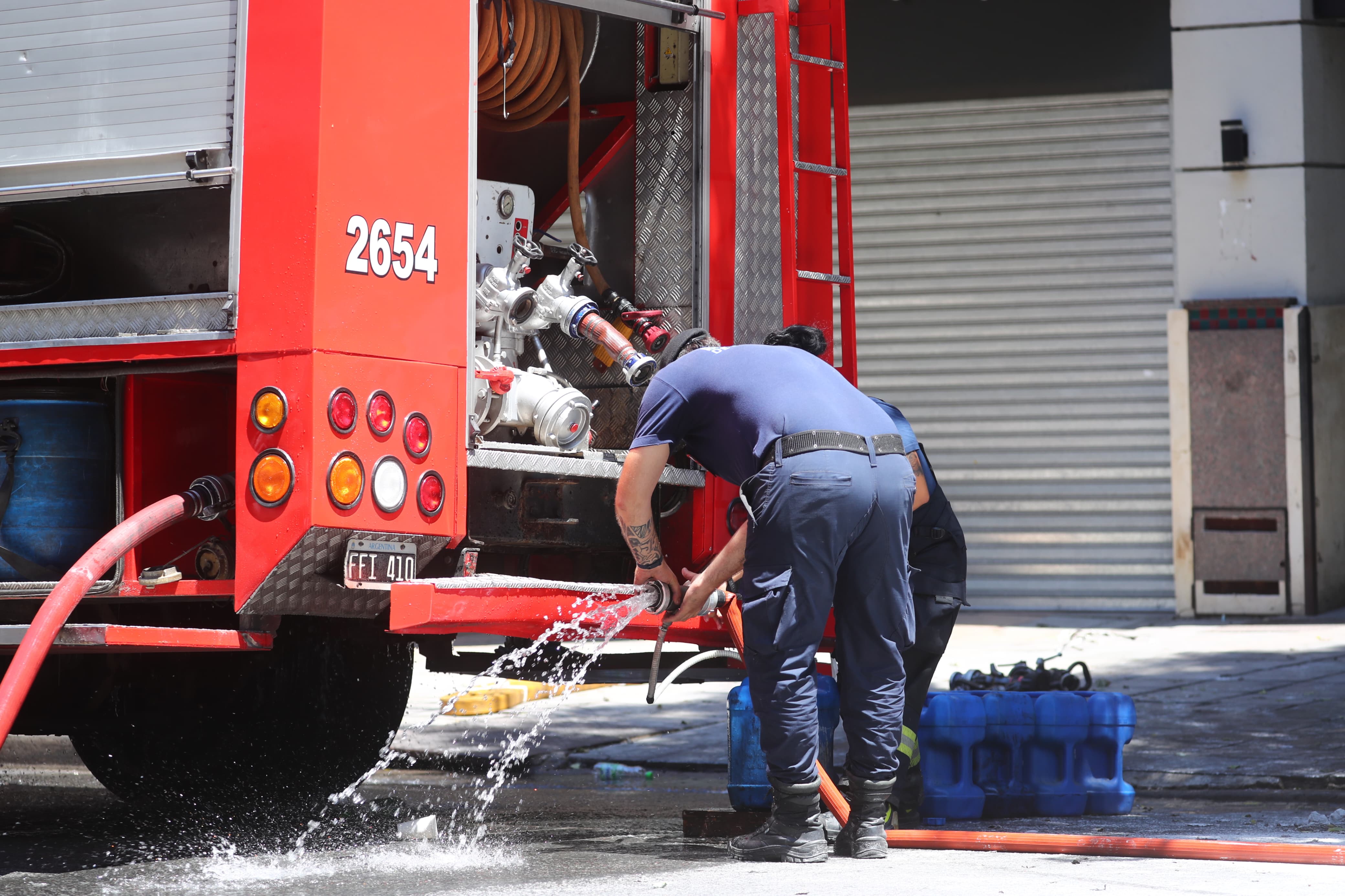 Operativo del Gobierno porteño en Caballito: se trabaja en el llenado de tanques de agua a los vecinos afectados por los cortes de luz