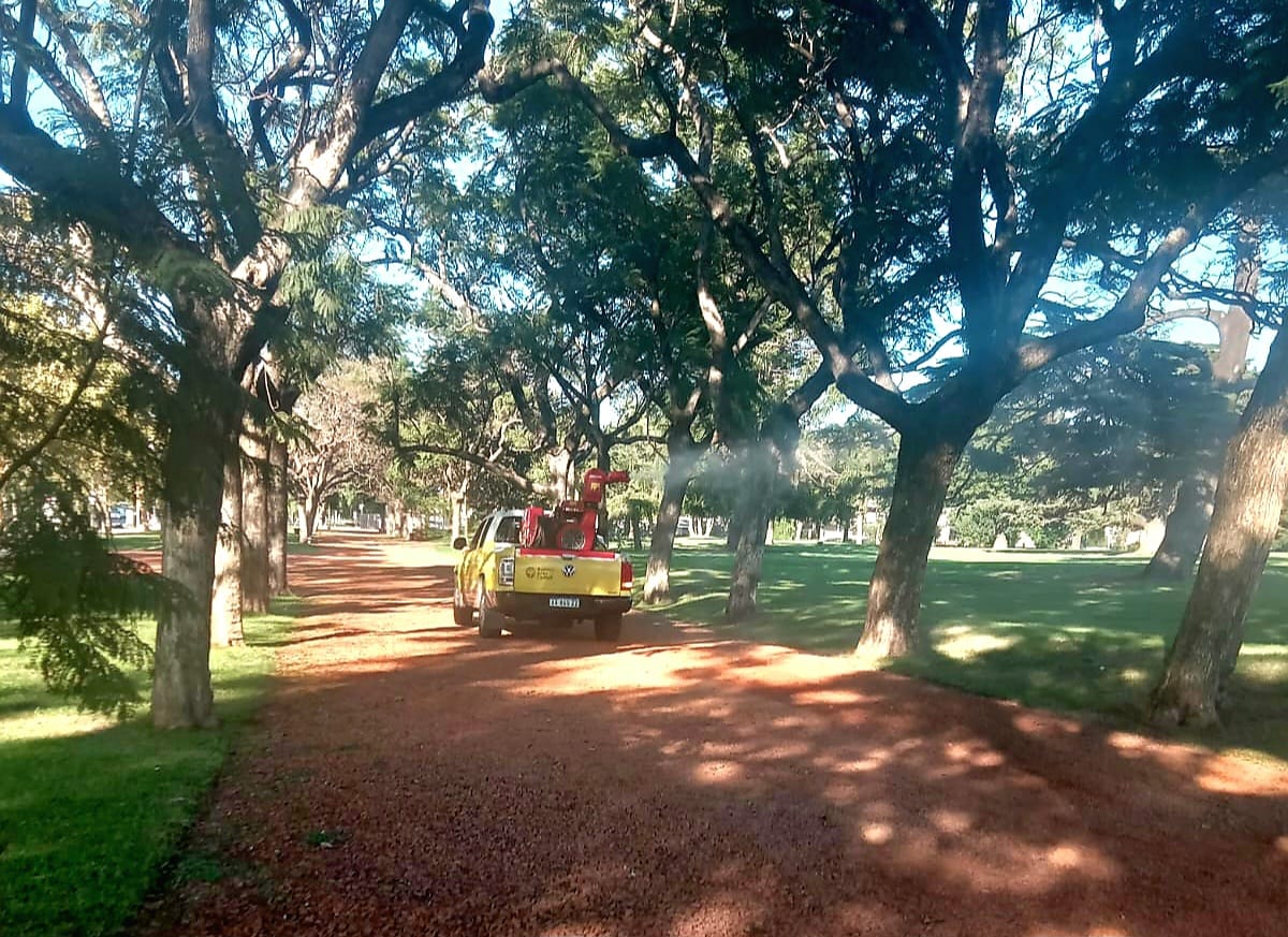 La Ciudad refuerza los operativos de desinsectización en parques y plazas donde se celebra la Pascua