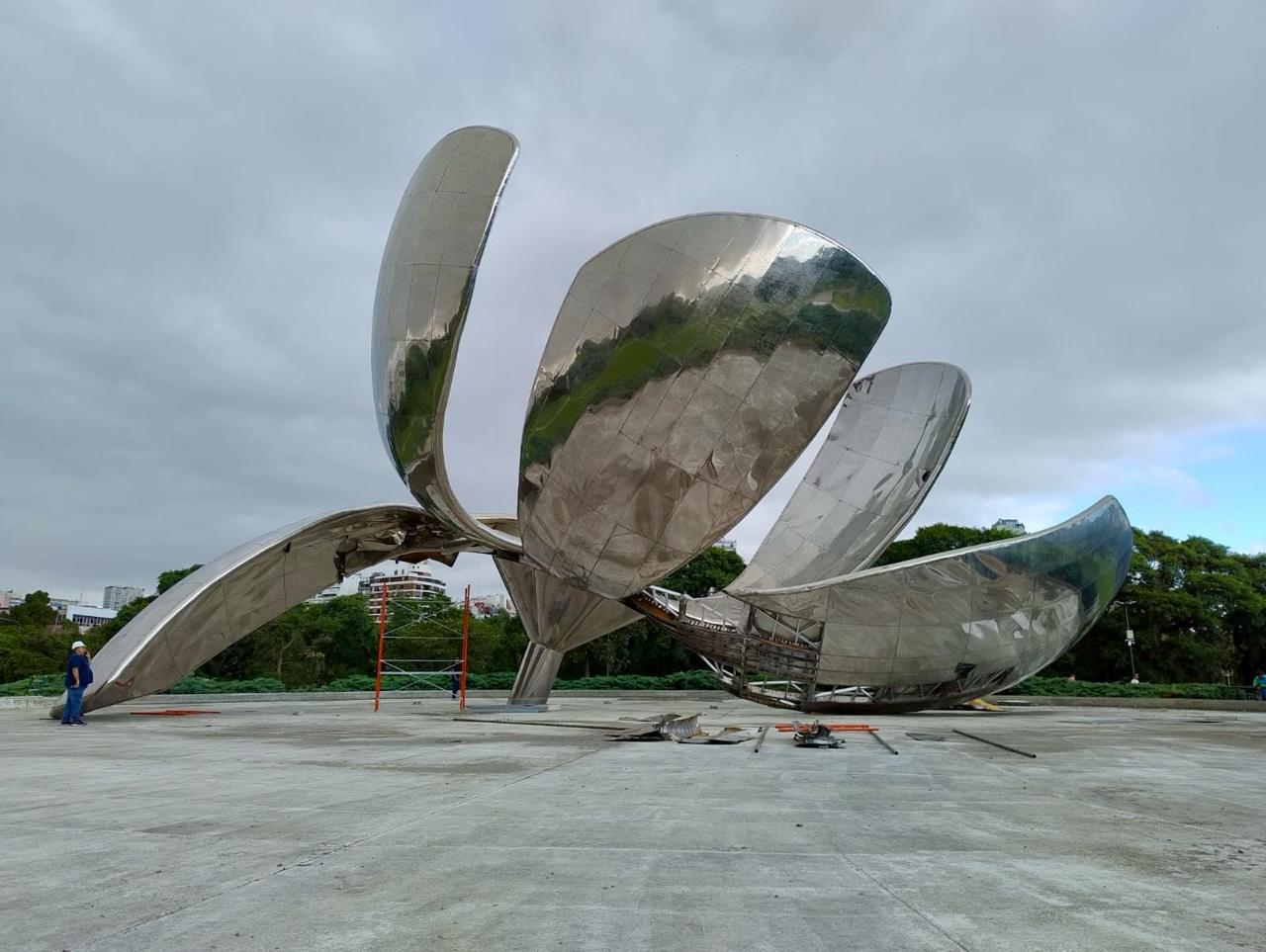 La Ciudad realizó la apertura total de la Floralis Genérica para evaluar los daños estructurales que tiene la icónica escultura