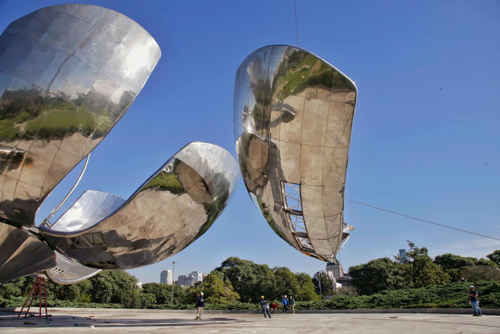Floralis Genérica: trasladaron los pétalos dañados a un predio cercano para su reparación