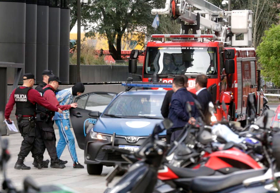 Exitoso operativo para detener a un influencer polaco que estaba escalando un edificio de 30 pisos en Retiro