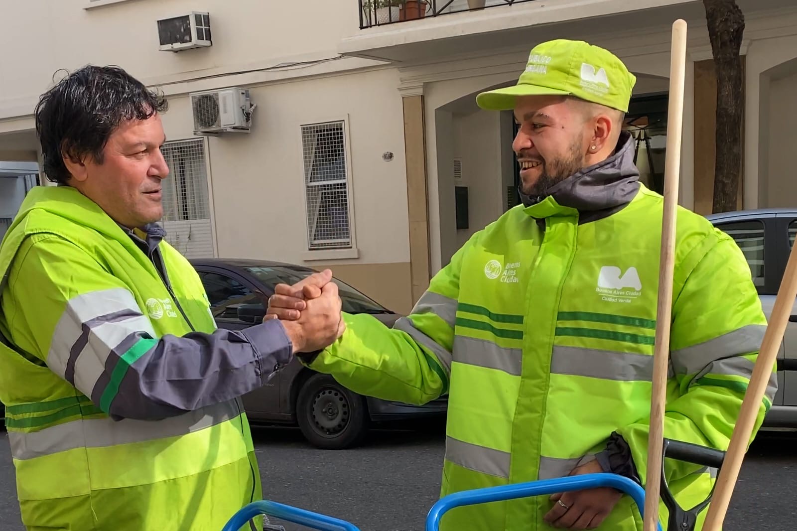 Barrenderos de la Ciudad: orgullo, legado y complicidad en la historia de un padre y un hijo que comparten mucho más que el oficio
