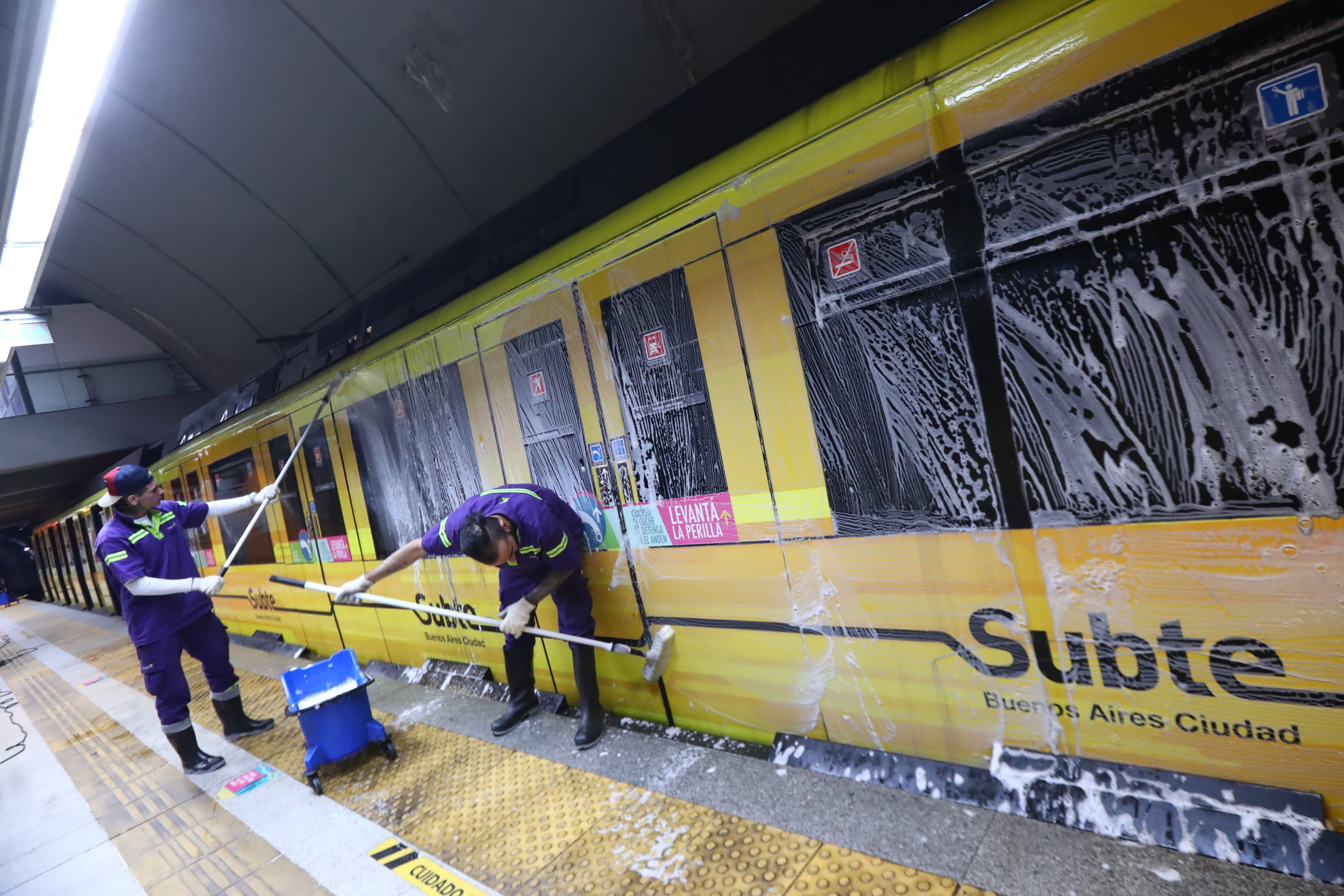 La Ciudad muestra cómo se limpian todas las noches los subtes y cuántos operarios trabajan